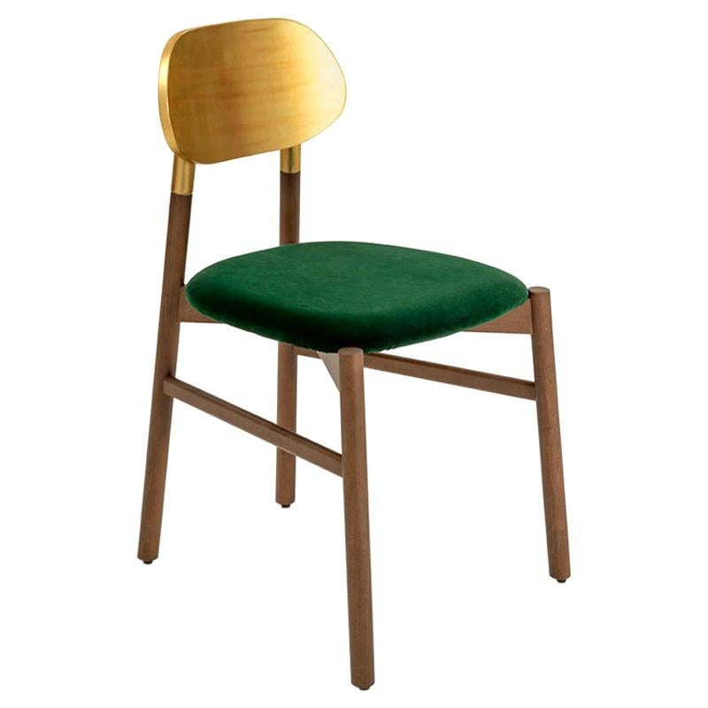 Gepolsterter Stuhl Bokken aus nussbaumfarben gebeiztem Buchenholz, Rückenlehne mit Blattgold und gepolstertem Sitz, bezogen mit hochwertigem Rubelli-Samt. Reine italienische Qualität.
Ein essentieller Stuhl in der Form, aber kostbar in den Farben.