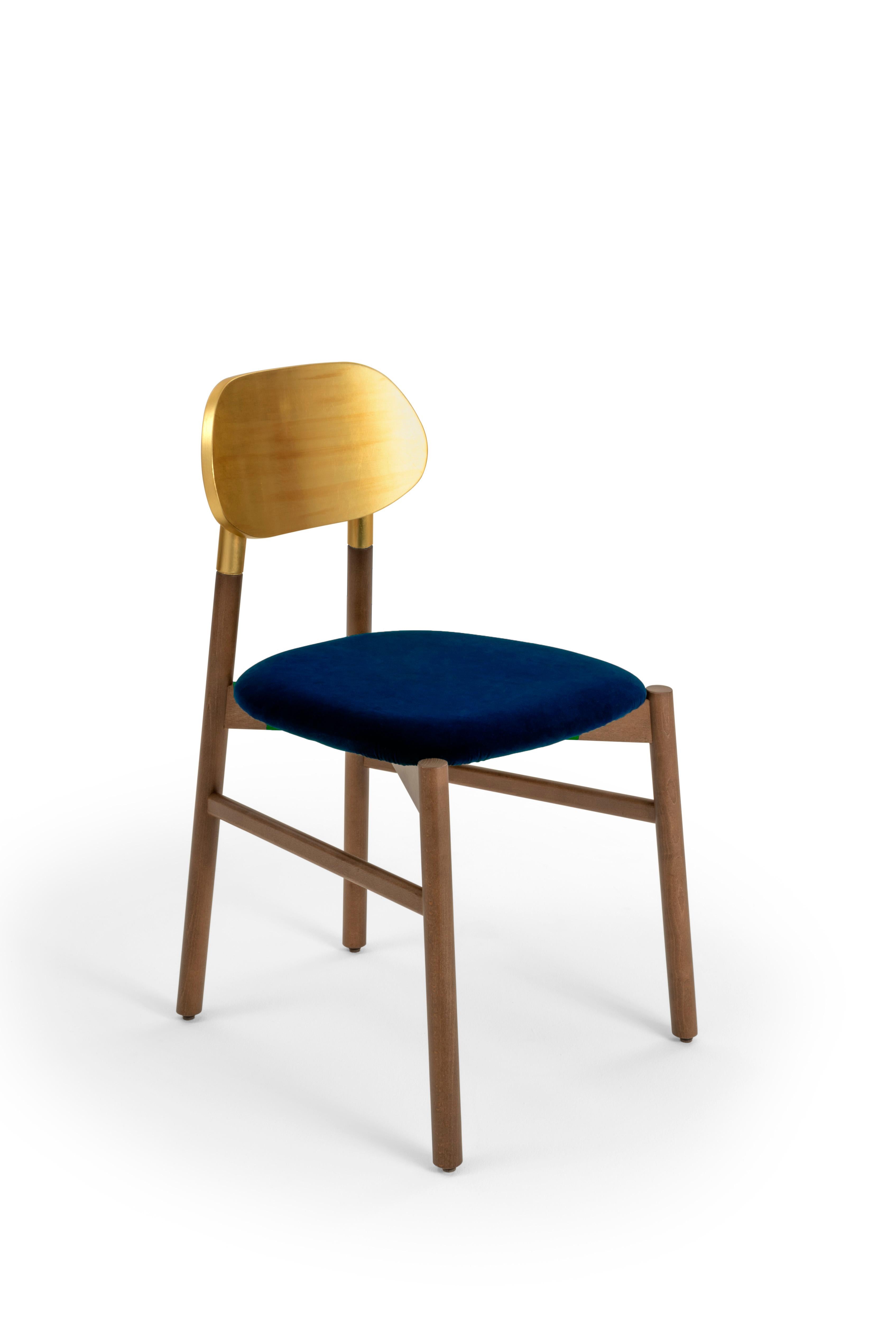 Gepolsterter Stuhl Bokken aus nussbaumfarben gebeiztem Buchenholz, Rückenlehne mit Blattgold und gepolstertem Sitz, bezogen mit hochwertigem Rubelli-Samt. Reine italienische Qualität.
Ein unverzichtbarer Stuhl in der Form, aber kostbar in den