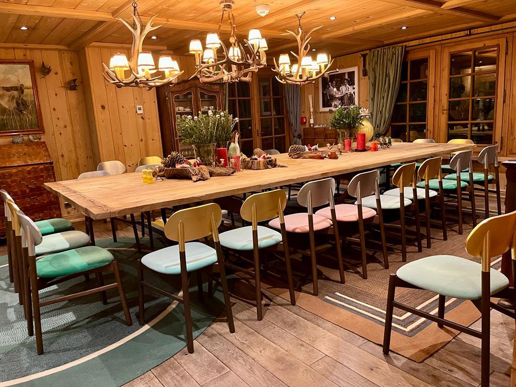 Bokken-Stuhl, gepolstert, Nussbaumholz, Rückenlehne mit Blattgold, italienischer smaragdgrüner Samt (Italienisch) im Angebot