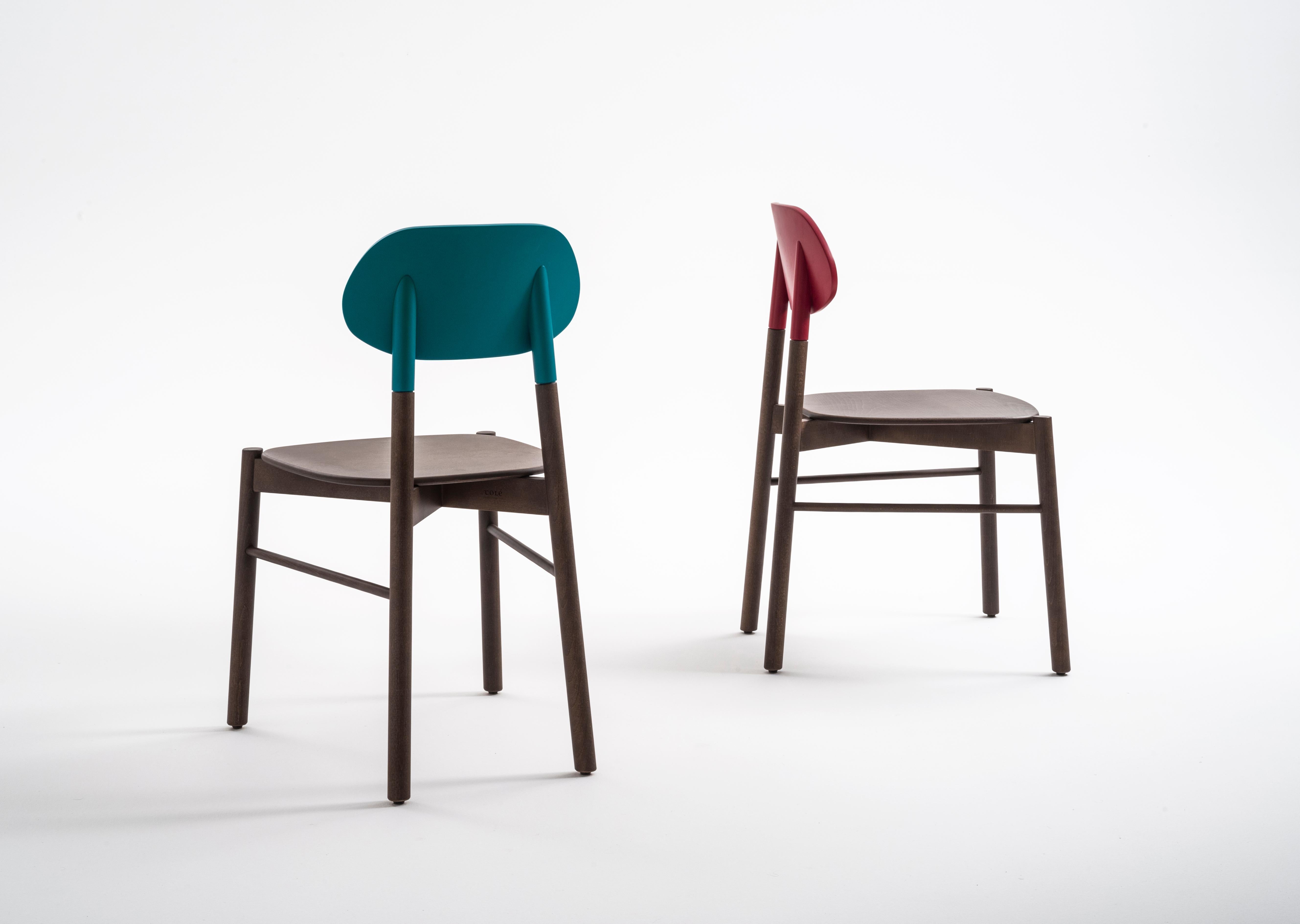 Minimaliste Chaise Bokken, structure en noyer, dossier turquoise, design minimaliste fabriqué en Italie en vente