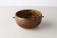 Bol percé d'une tige de bois