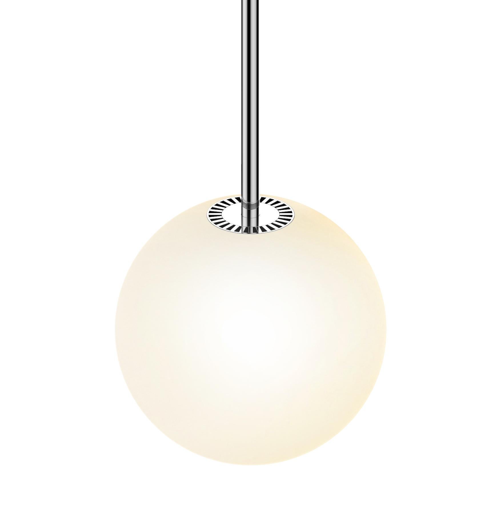 Bola Disc est un système de suspension à LED unique et expressif, doté d'une gamme distinctive de réflecteurs en forme de disques chromés qui donnent l'illusion de l'apesanteur en reflétant son environnement. Disponible en 4 tailles distinctes, Bola