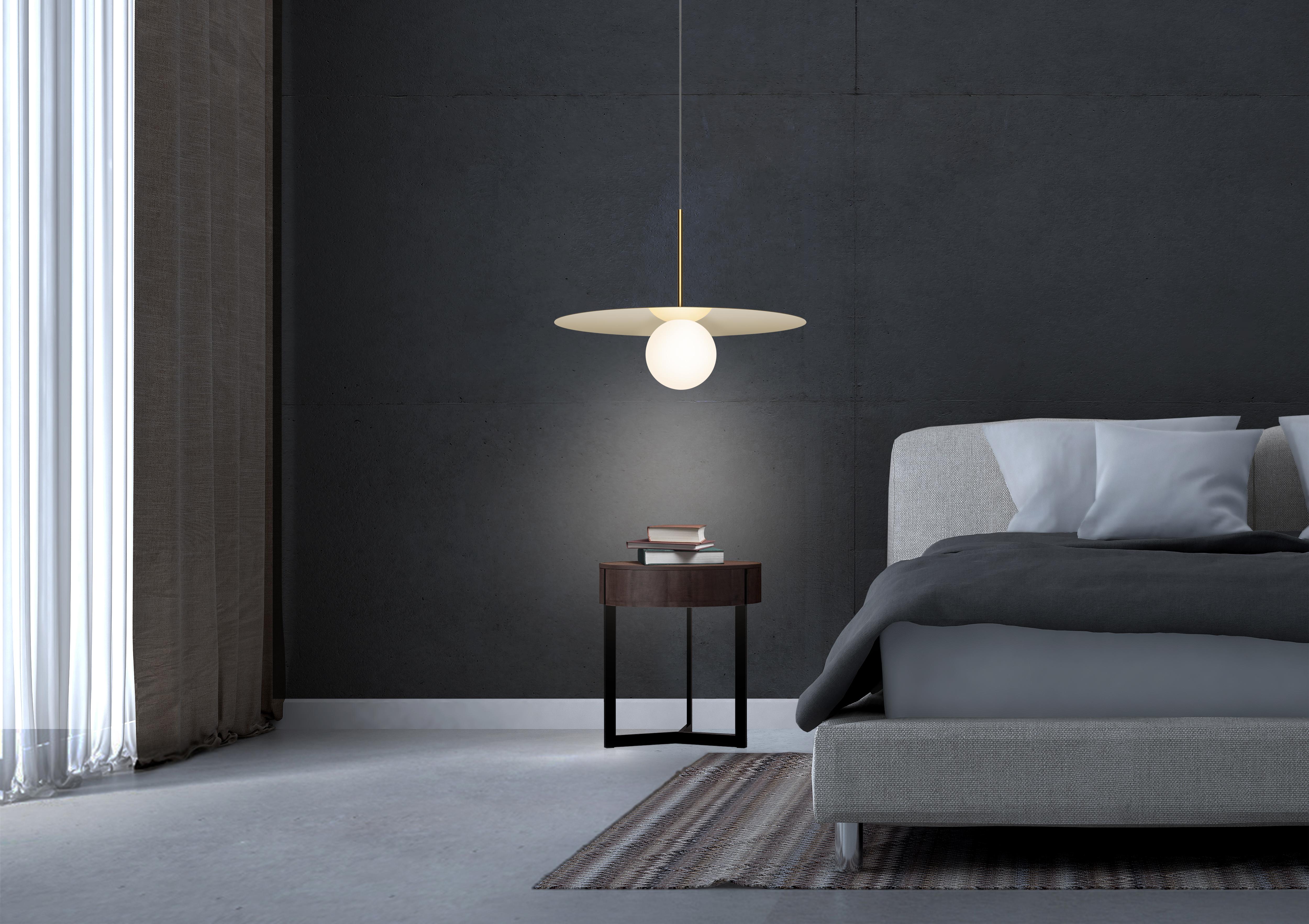 XXIe siècle et contemporain Lampe à suspension Bola Disc en laiton par Pablo Designs en vente