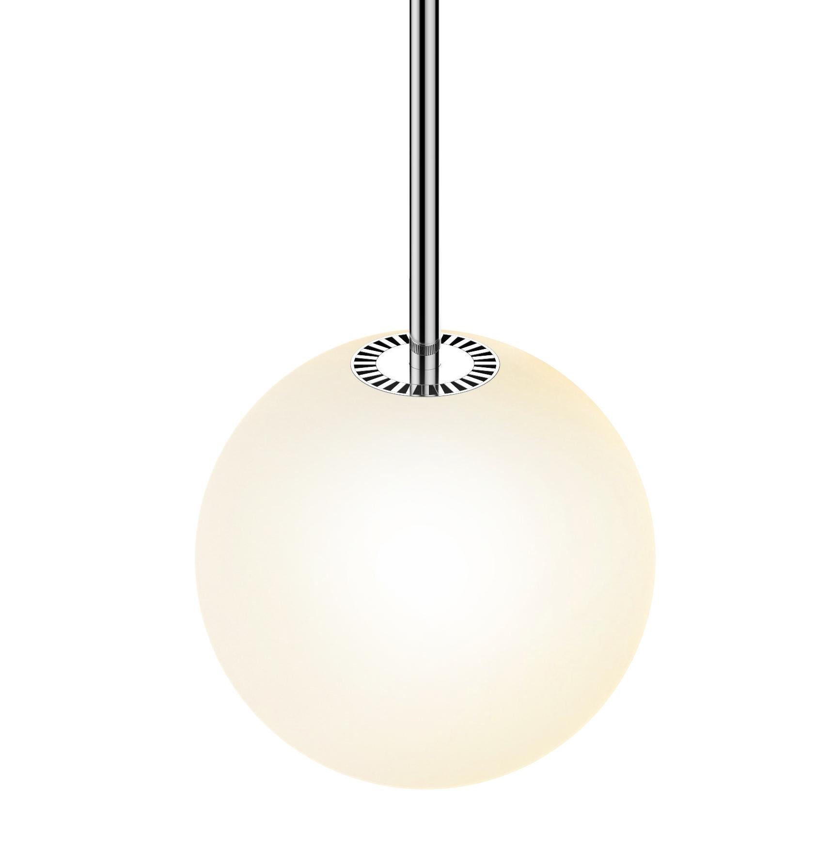 Bola disc è un sistema a sospensione a LED dall'espressività unica, caratterizzato da una serie di riflettori a disco cromati che danno l'illusione dell'assenza di peso rispecchiando l'ambiente circostante. Disponibile in 4 dimensioni diverse, il