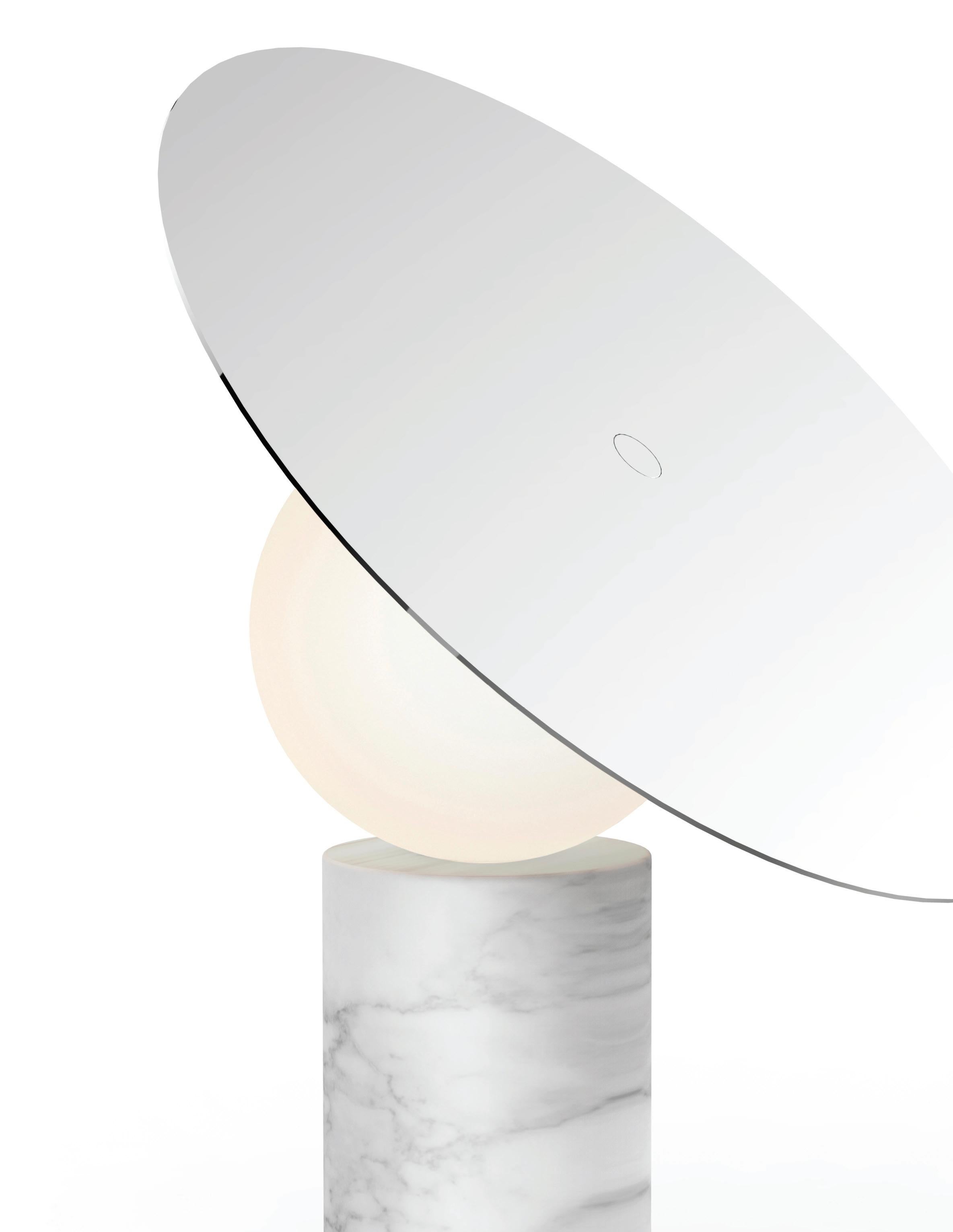 Bola Disc Tischlampe aus Carrara-Marmor und Chrom von Pablo Designs (Moderne) im Angebot