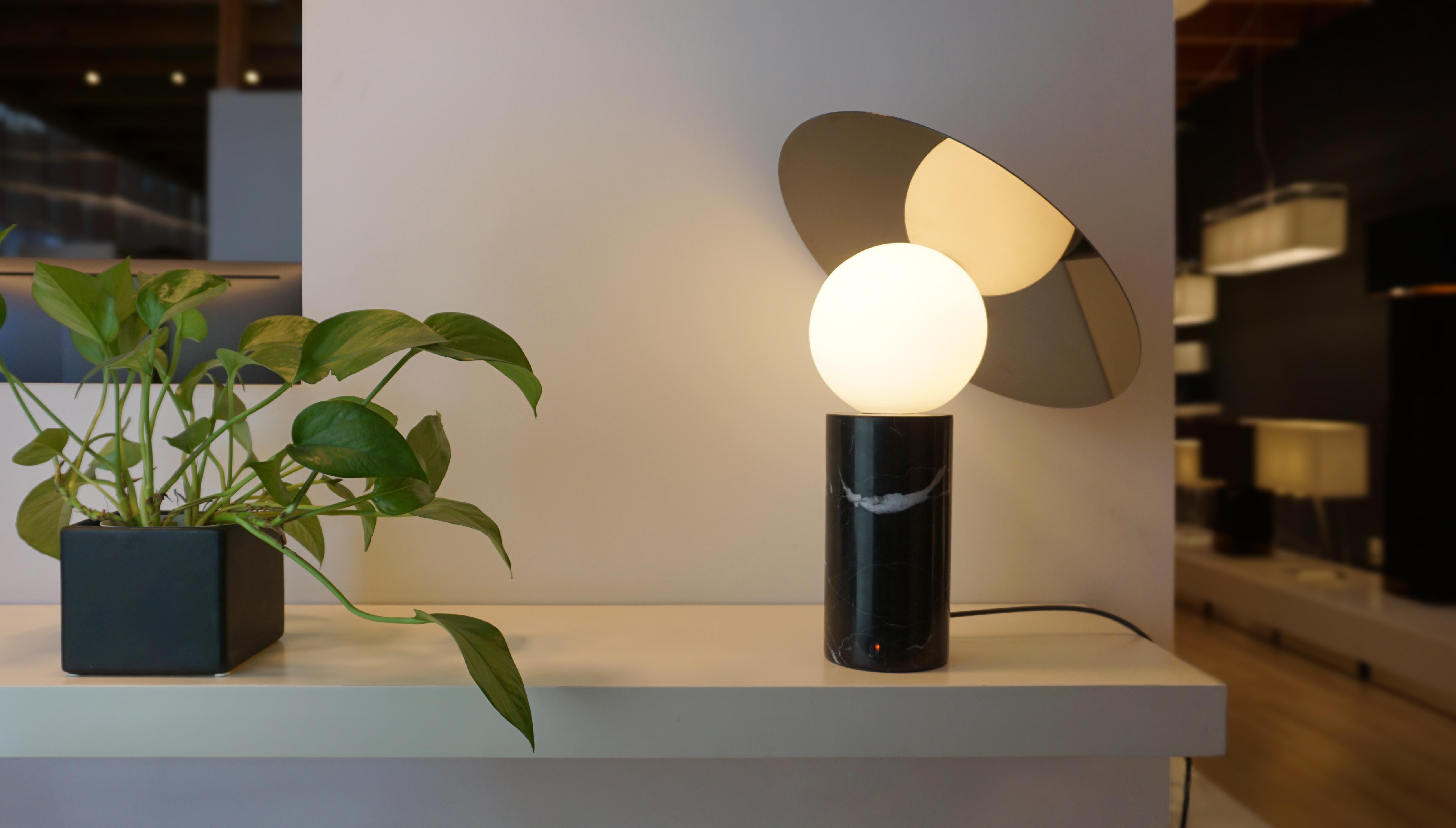 XXIe siècle et contemporain Lampe de bureau Bola à disques en marbre Marquina et laiton par Pablo Designs en vente