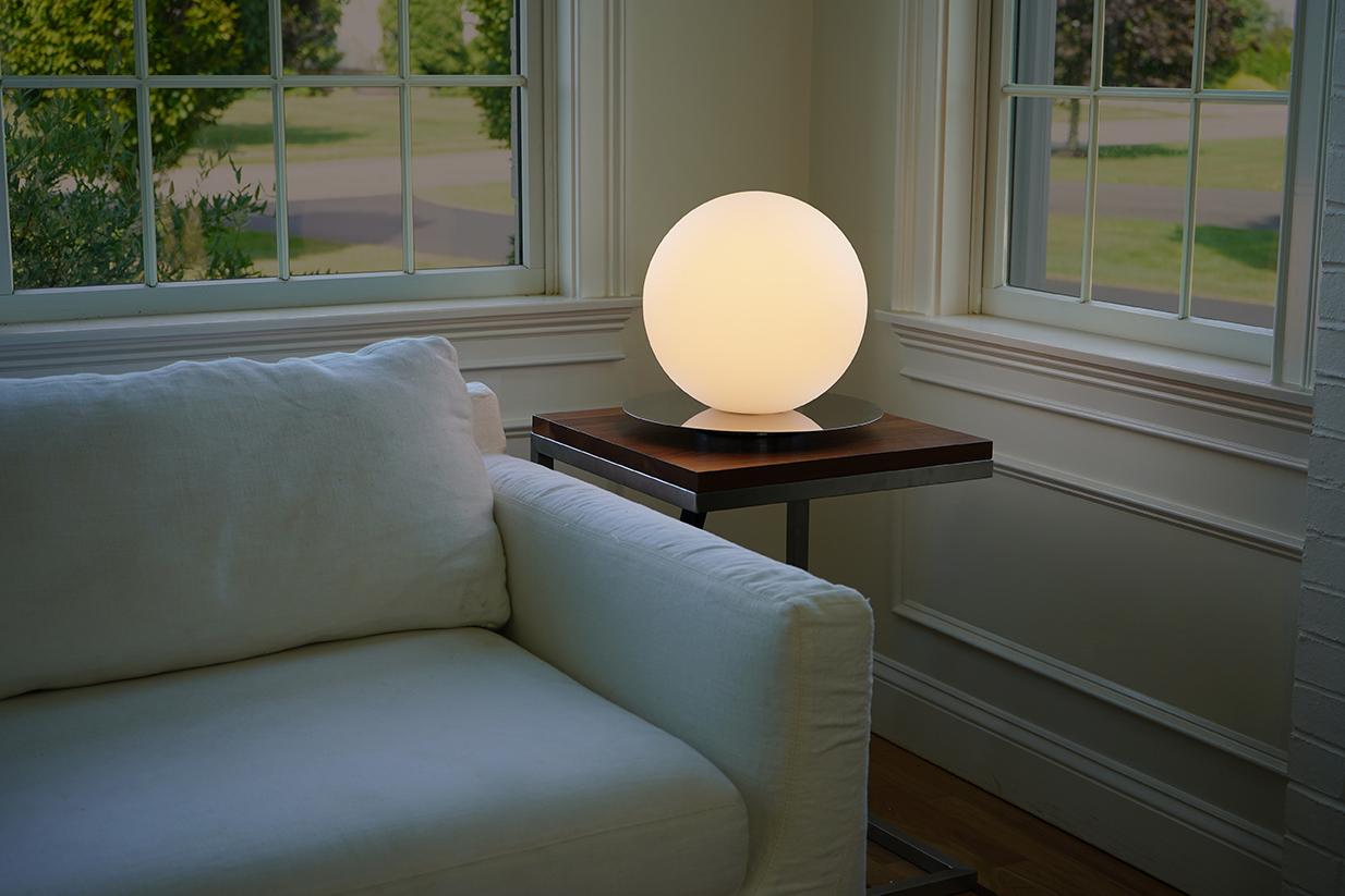 Américain Bola:: grande lampe de table en forme de sphère par Pablo Designs en vente