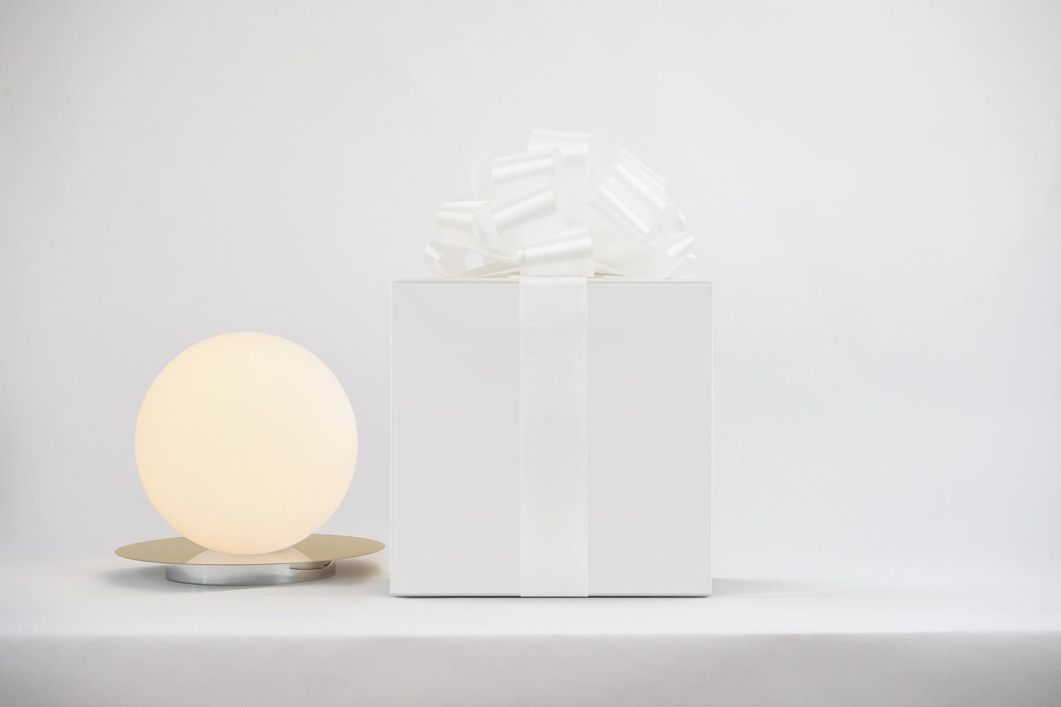 XXIe siècle et contemporain Bola:: grande lampe de table en forme de sphère par Pablo Designs en vente