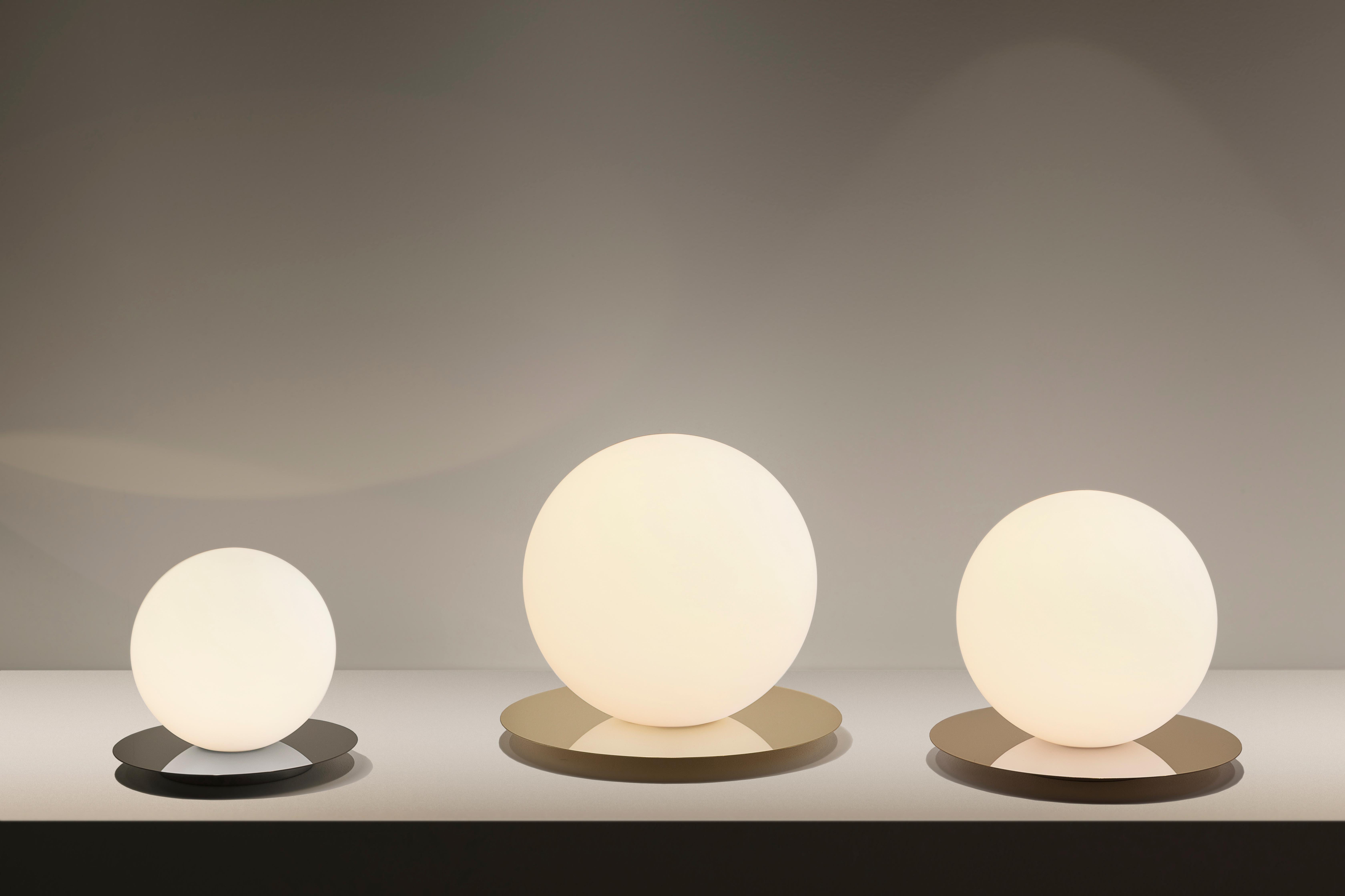 Acier Bola:: grande lampe de table en forme de sphère par Pablo Designs en vente