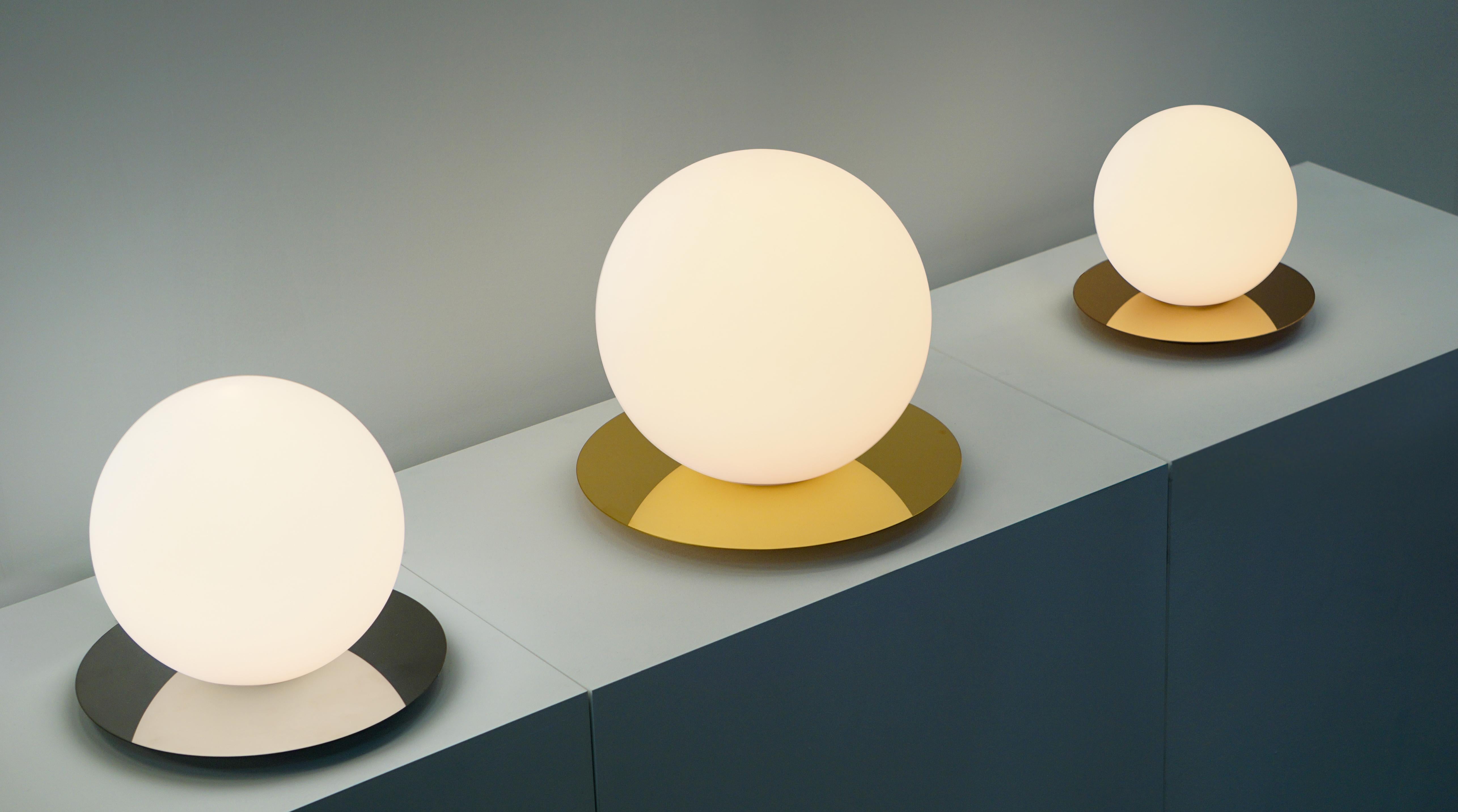 Acier Lampe de table moyenne Bola Sphere par Pablo Designs en vente
