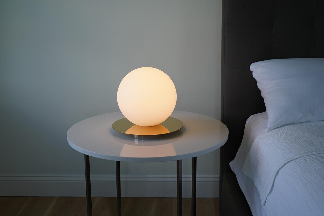 Acier Bola Petite Lampe de Table Sphérique par Pablo Designs en vente