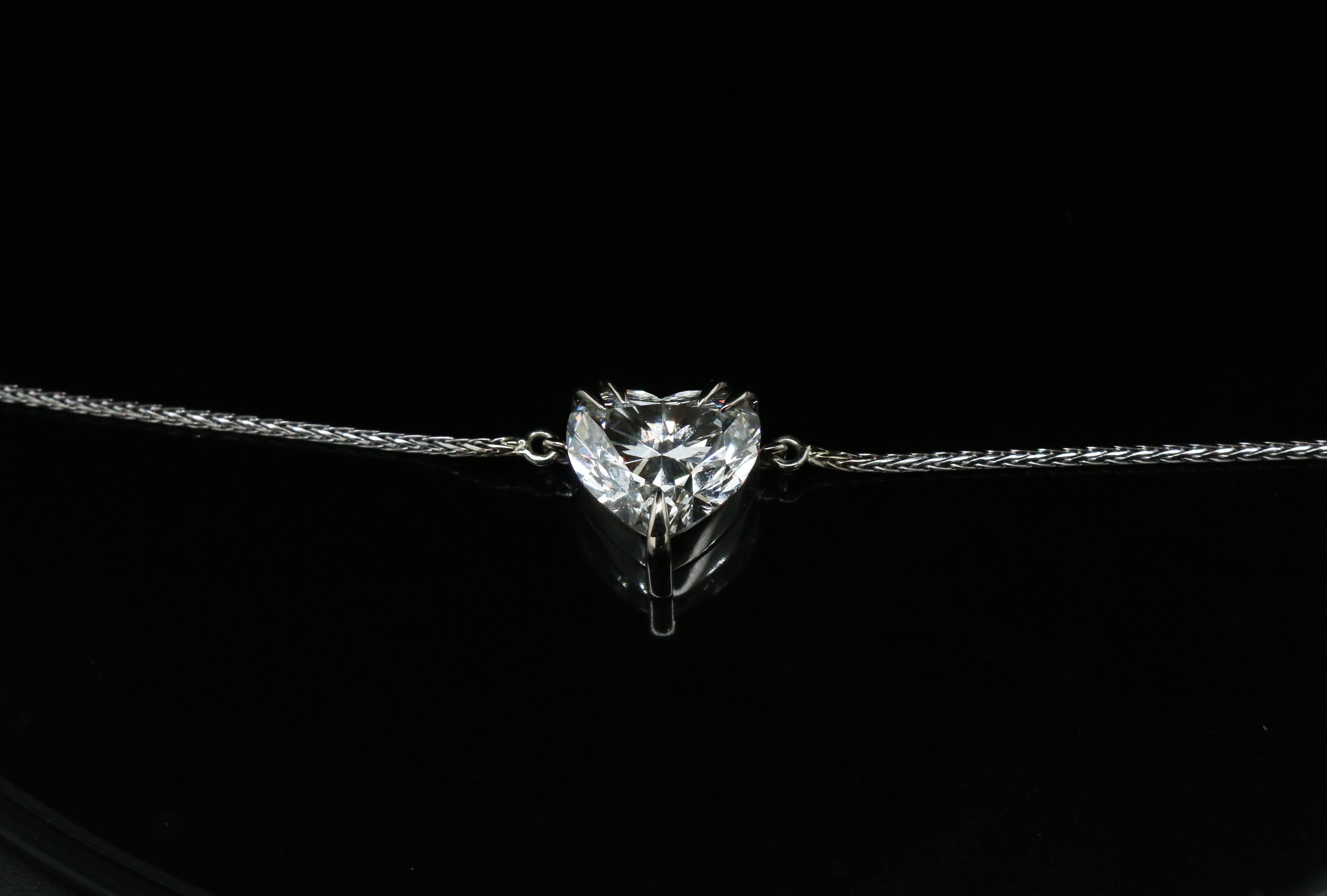 Pendentif Icone en or blanc 18 ct avec un diamant de 0,50 ct. Neuf - En vente à Brisbane, AU