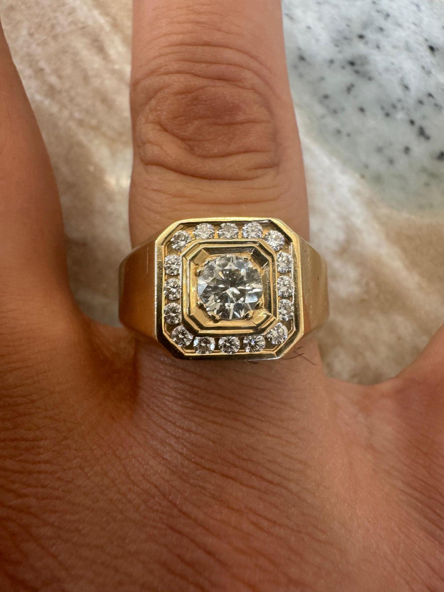 Bague de signet octogonale en or jaune 14K et diamants en vente 7