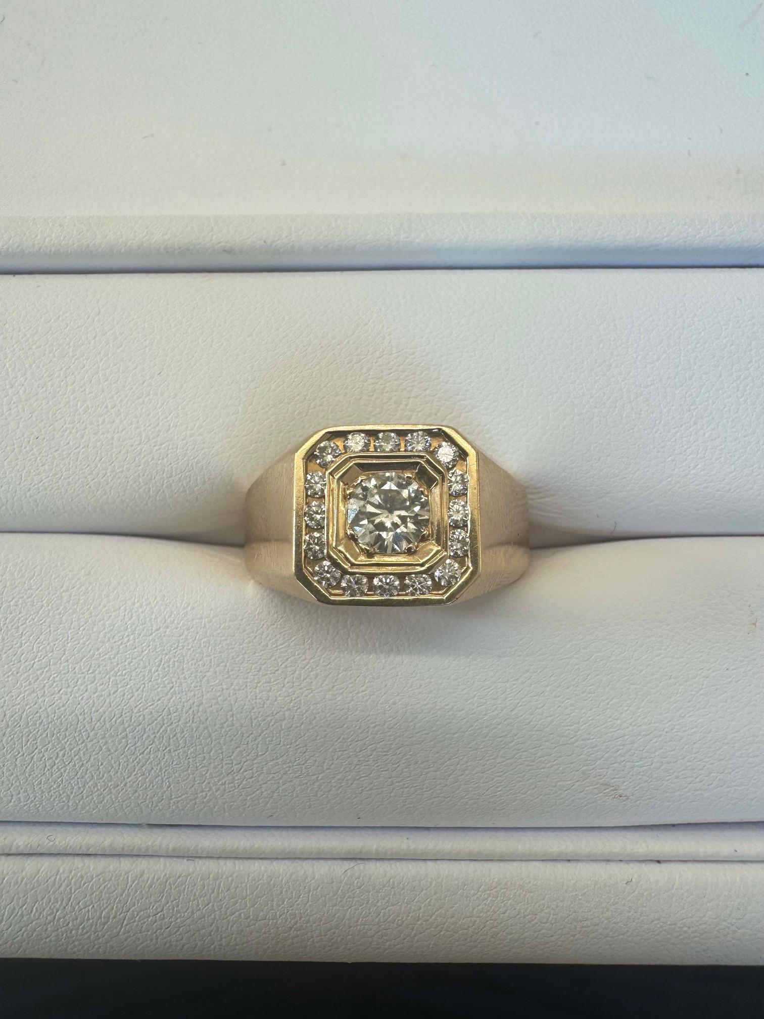 Bague de signet octogonale en or jaune 14K et diamants en vente 8