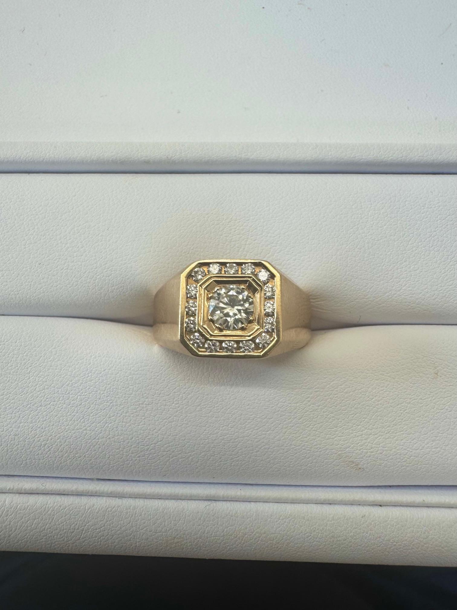 Bague de signet octogonale en or jaune 14K et diamants en vente 9
