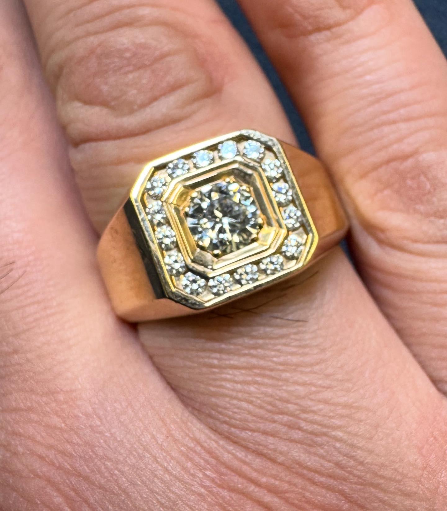 Bague de signet octogonale en or jaune 14K et diamants en vente 1