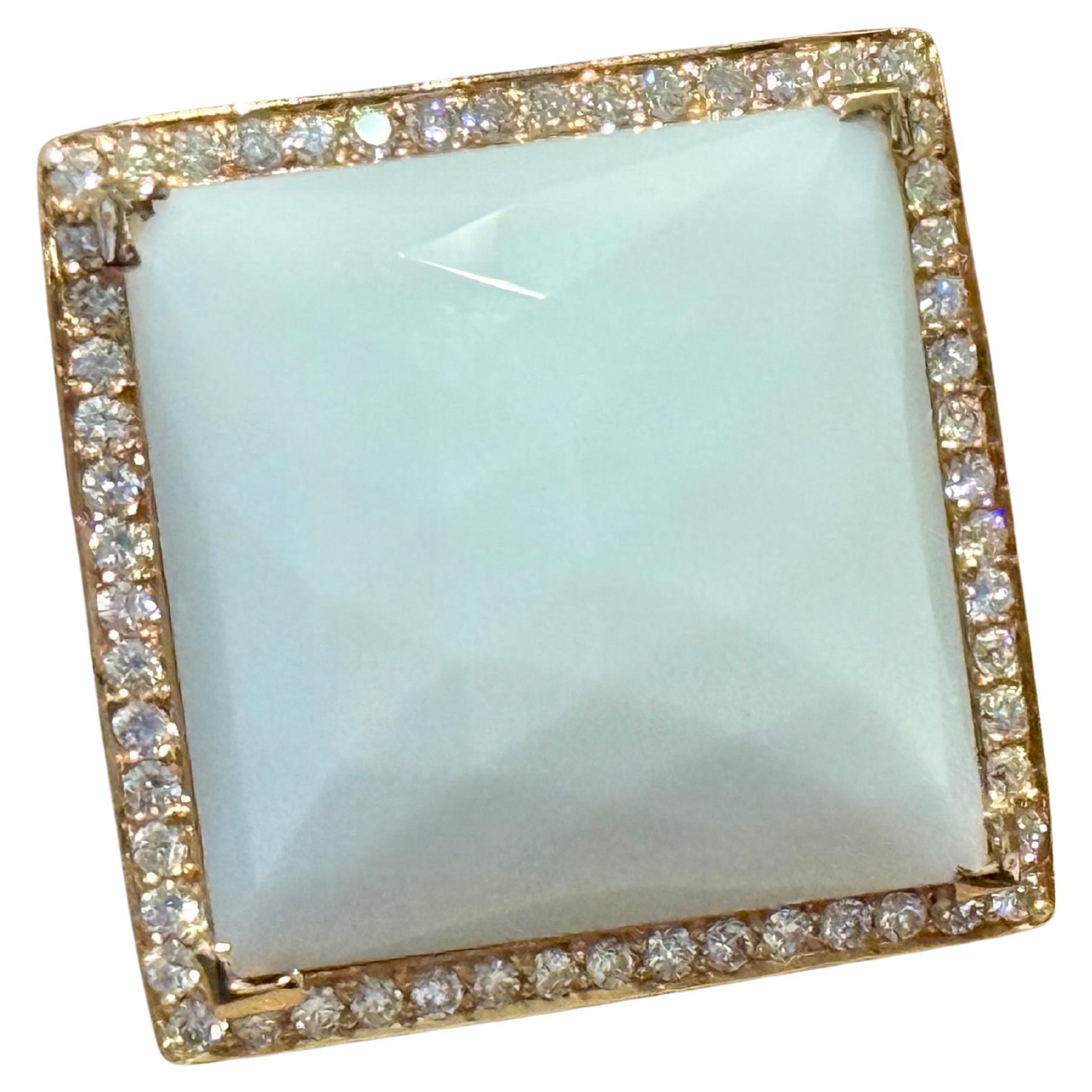 Cette magnifique bague combine l'or rose 18 K, 56 diamants ronds de taille brillante et le blanc.  L'Agate de taille fantaisie a été transformée en une bague étonnante et audacieuse. 
Bague élégante, moderne, d'aspect minimaliste, avec ce petit