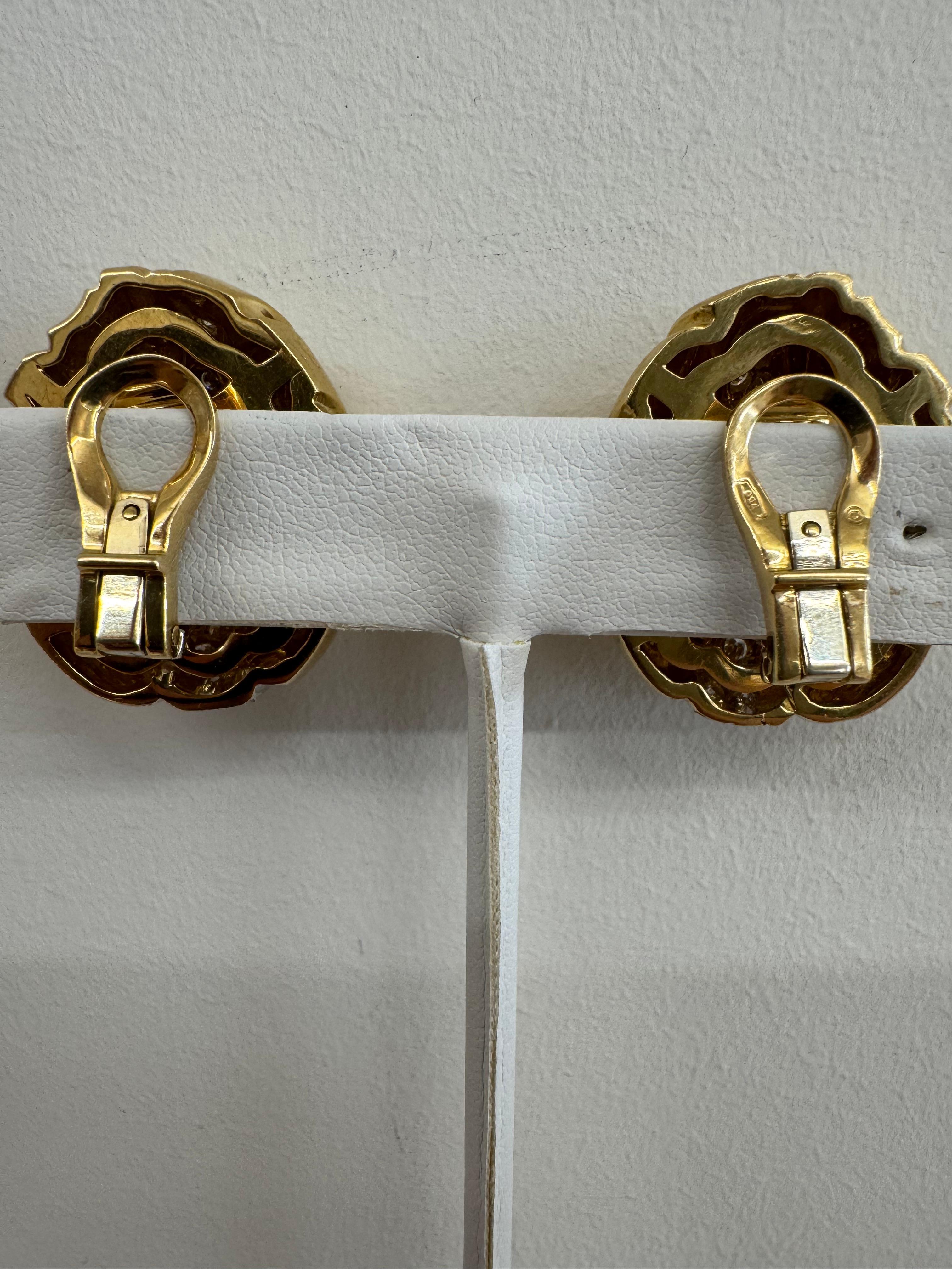 Taille brillant Boucles d'oreilles clips en or 18K et diamants avec tourbillon en vente