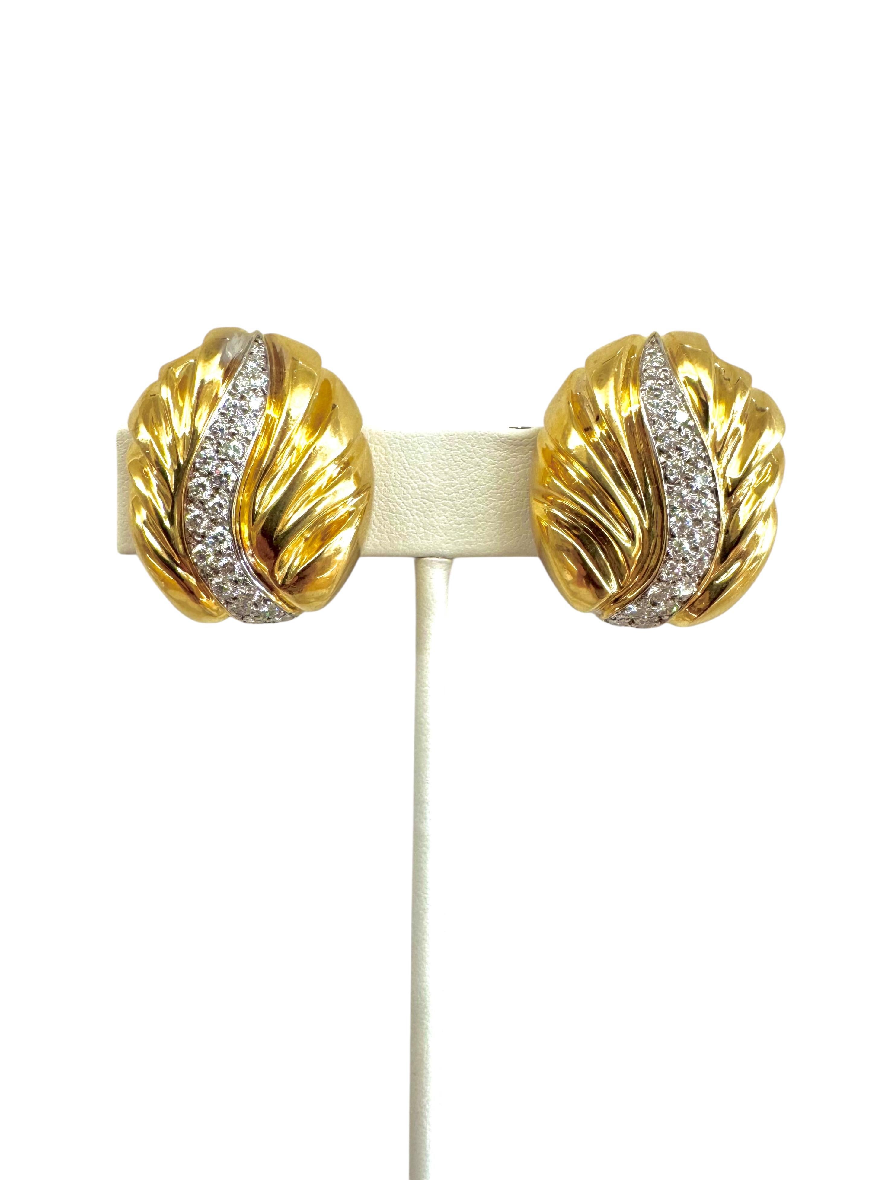 Boucles d'oreilles clips en or 18K et diamants avec tourbillon en vente 4
