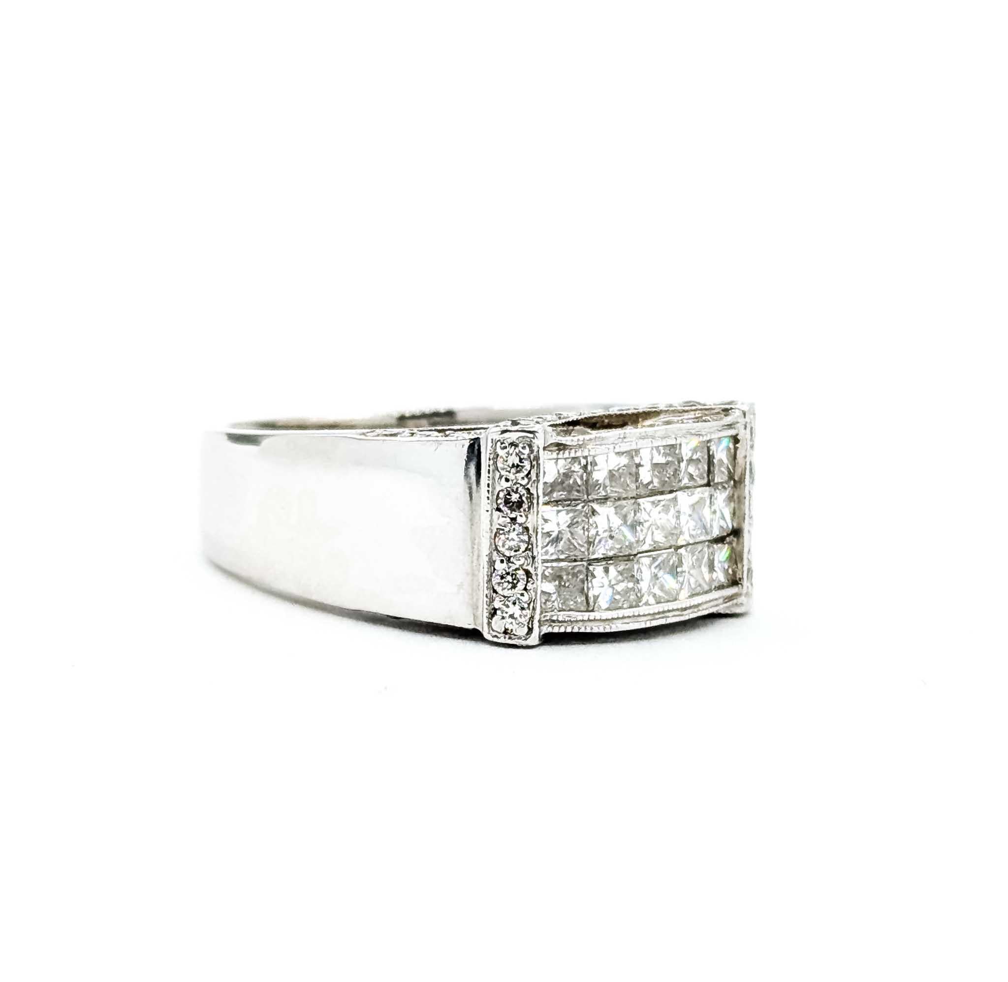 Questo straordinario anello a fascia è realizzato in lussuoso oro bianco 18 carati e sfoggia un design audace con tre file di diamanti scintillanti per un totale di 1,25 carati. Le file centrali mettono in risalto i diamanti con taglio princess