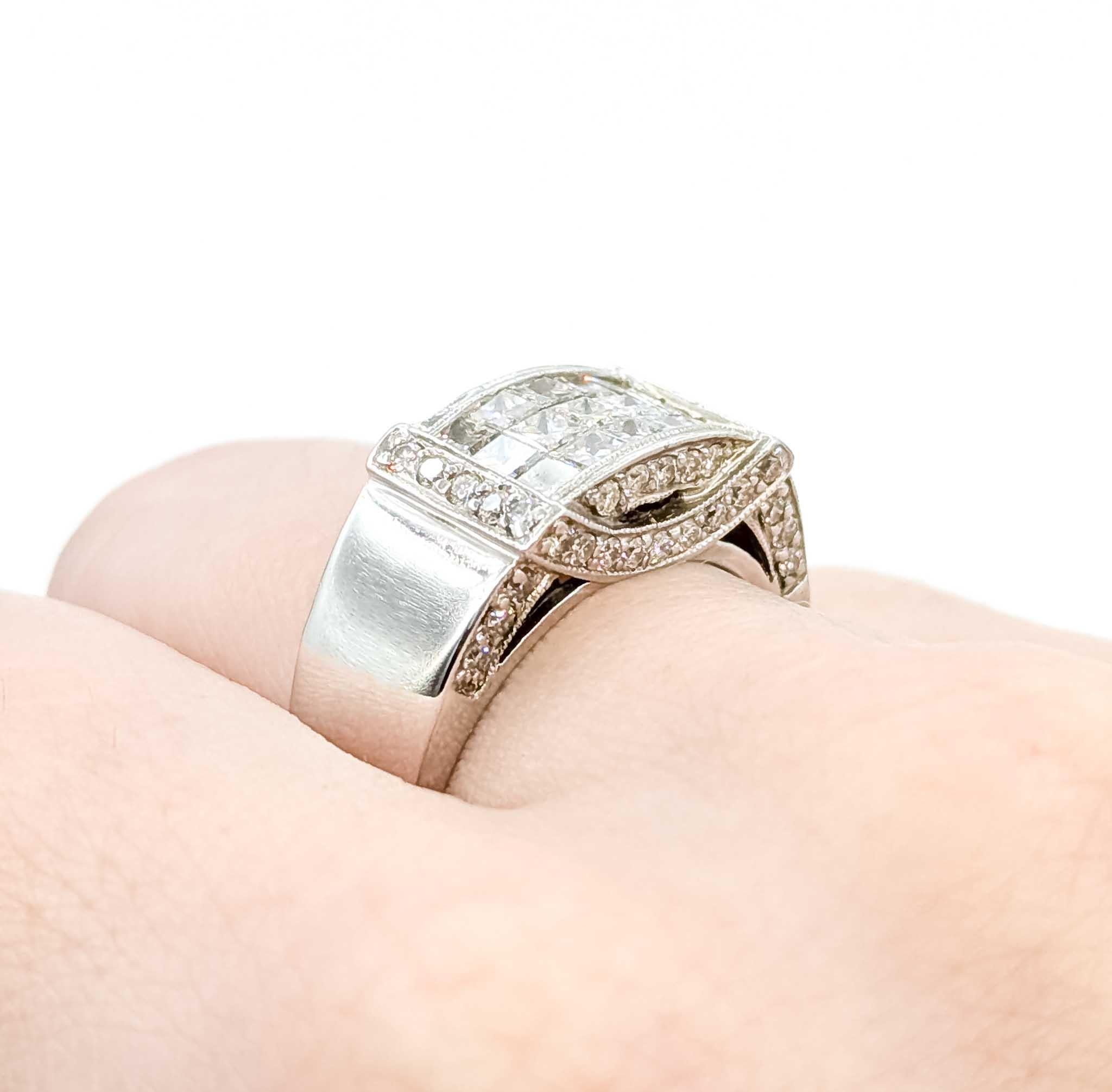 Taglio princess Anello a fascia con diamanti tondi e principesse in oro bianco 18k Bold a 3 file in vendita