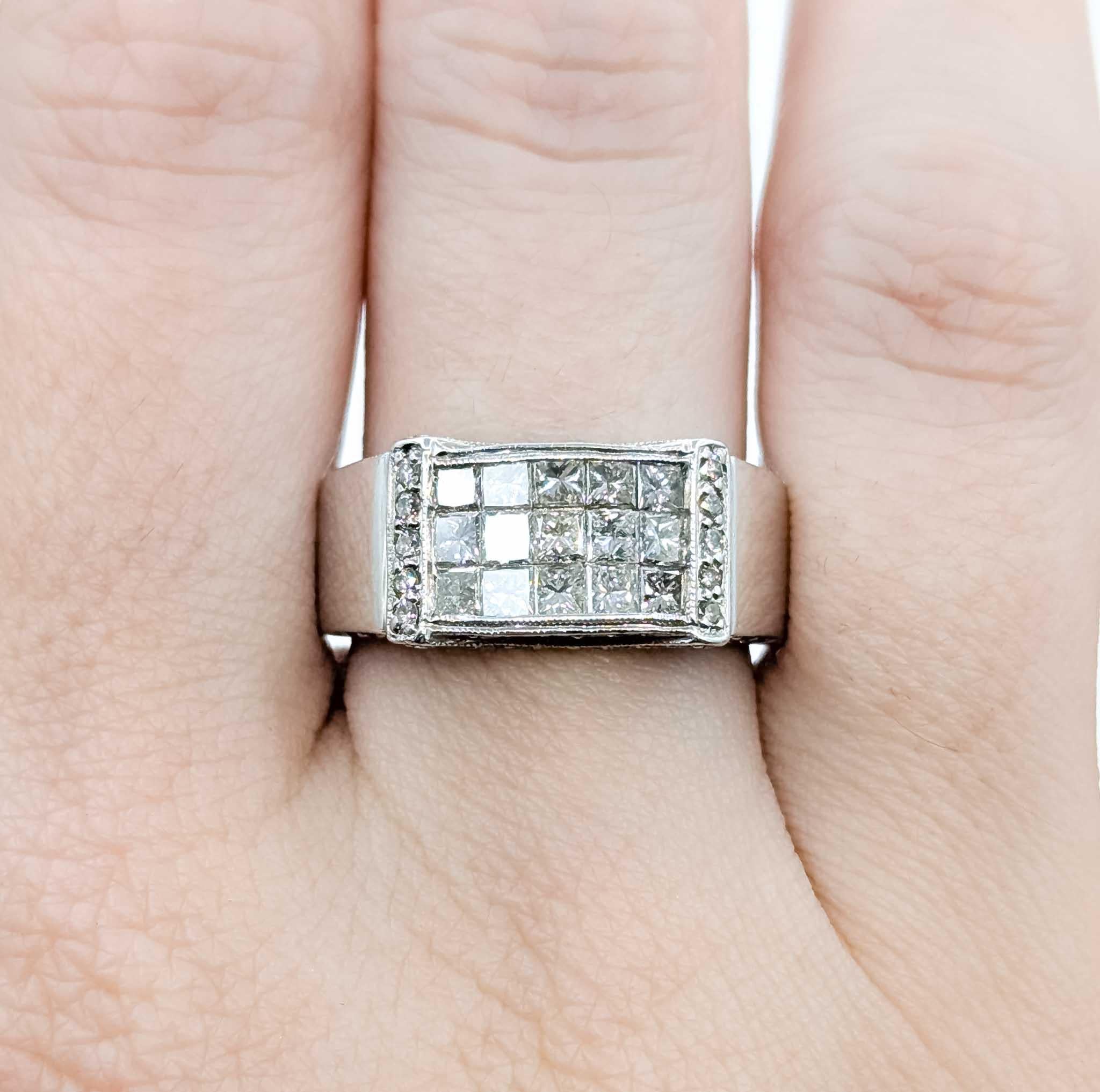 Anello a fascia con diamanti tondi e principesse in oro bianco 18k Bold a 3 file In condizioni ottime in vendita a Bloomington, MN