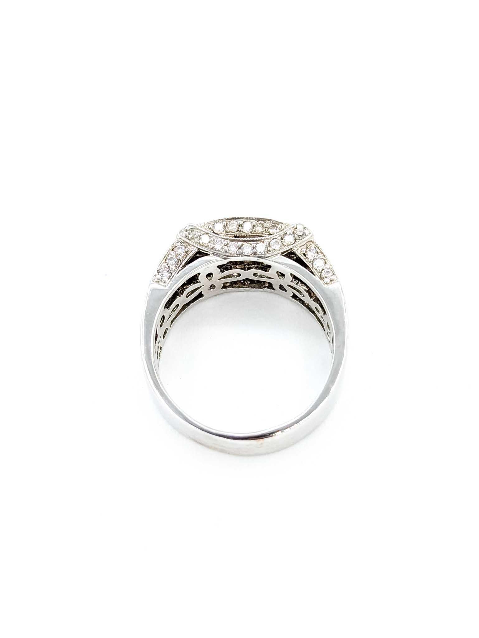 Donna Anello a fascia con diamanti tondi e principesse in oro bianco 18k Bold a 3 file in vendita