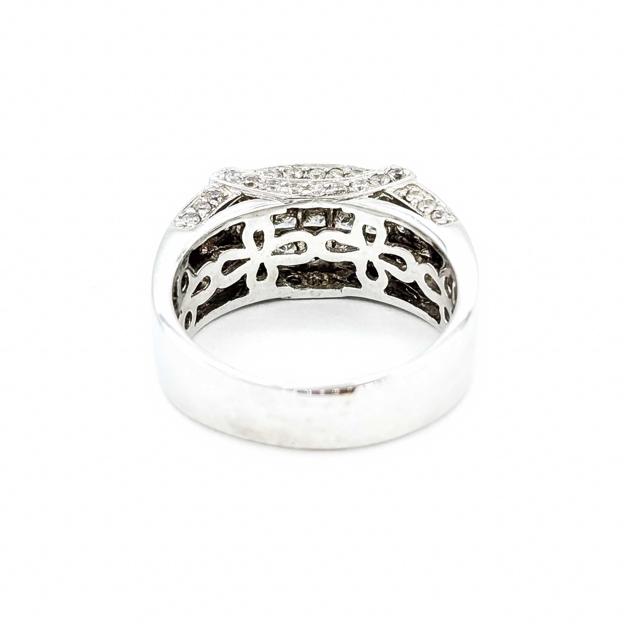 Anello a fascia con diamanti tondi e principesse in oro bianco 18k Bold a 3 file in vendita 1