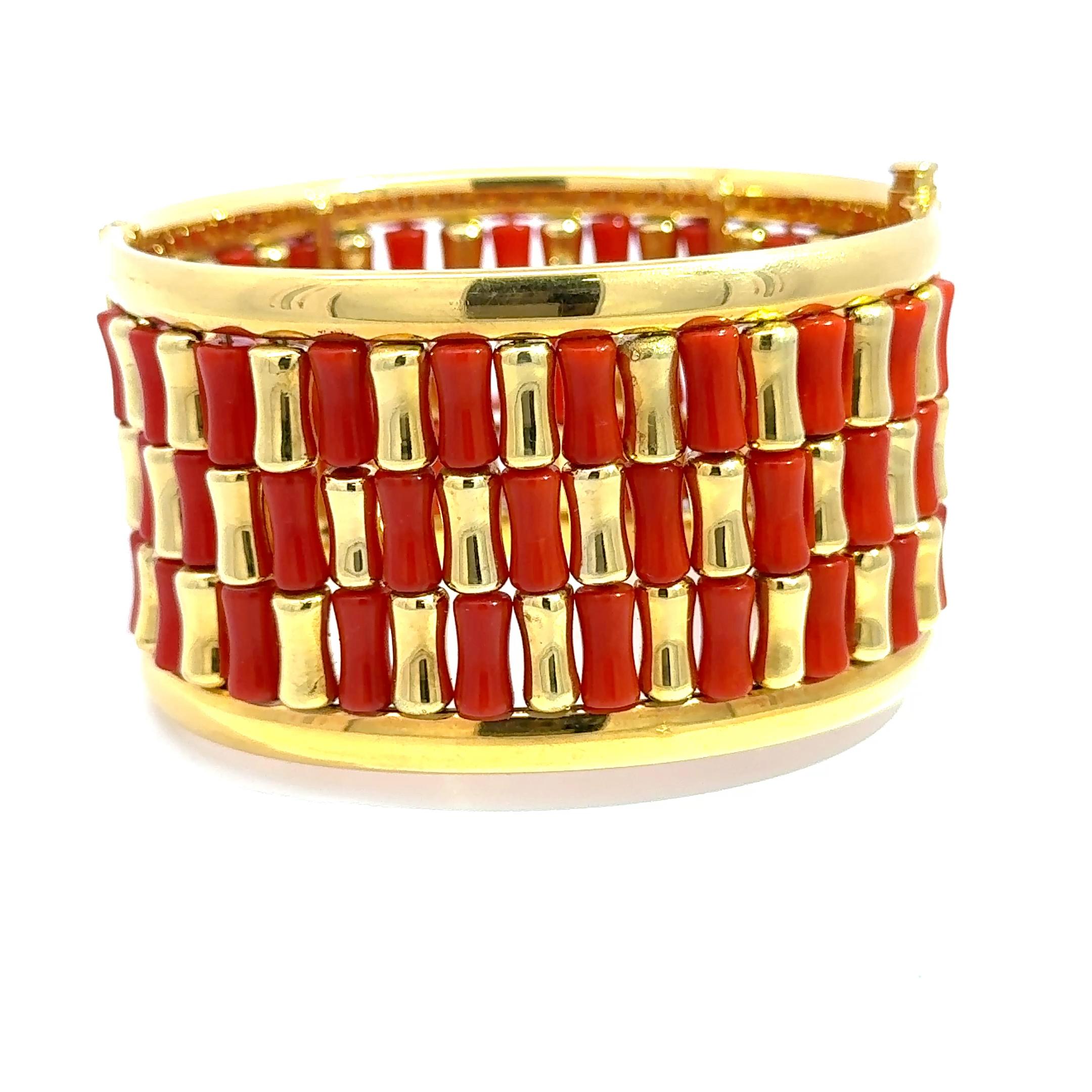 Vibrant, architectural et résolument audacieux, ce bracelet est une célébration du luxe vintage et de l'artisanat raffiné. Méticuleusement réalisée en or jaune 18 carats, cette pièce présente une alternance de maillons en or poli et de maillons en