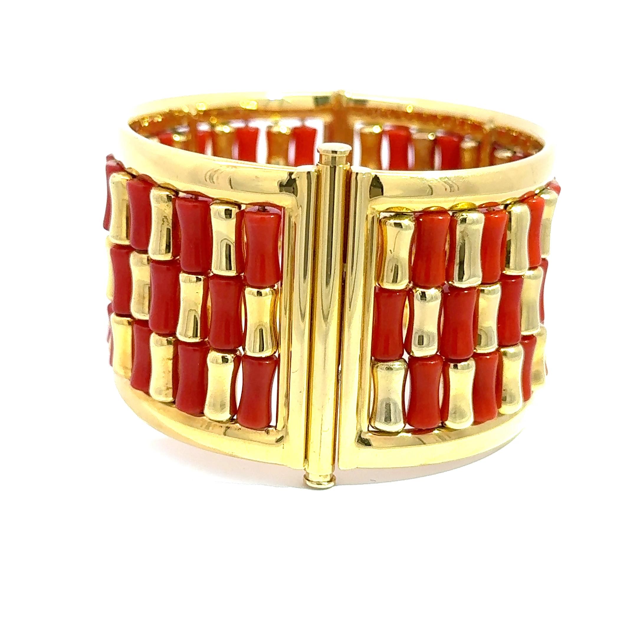 Art déco Bracelet manchette en or jaune 18 carats et corail - 93.30g de glamour rétro en vente