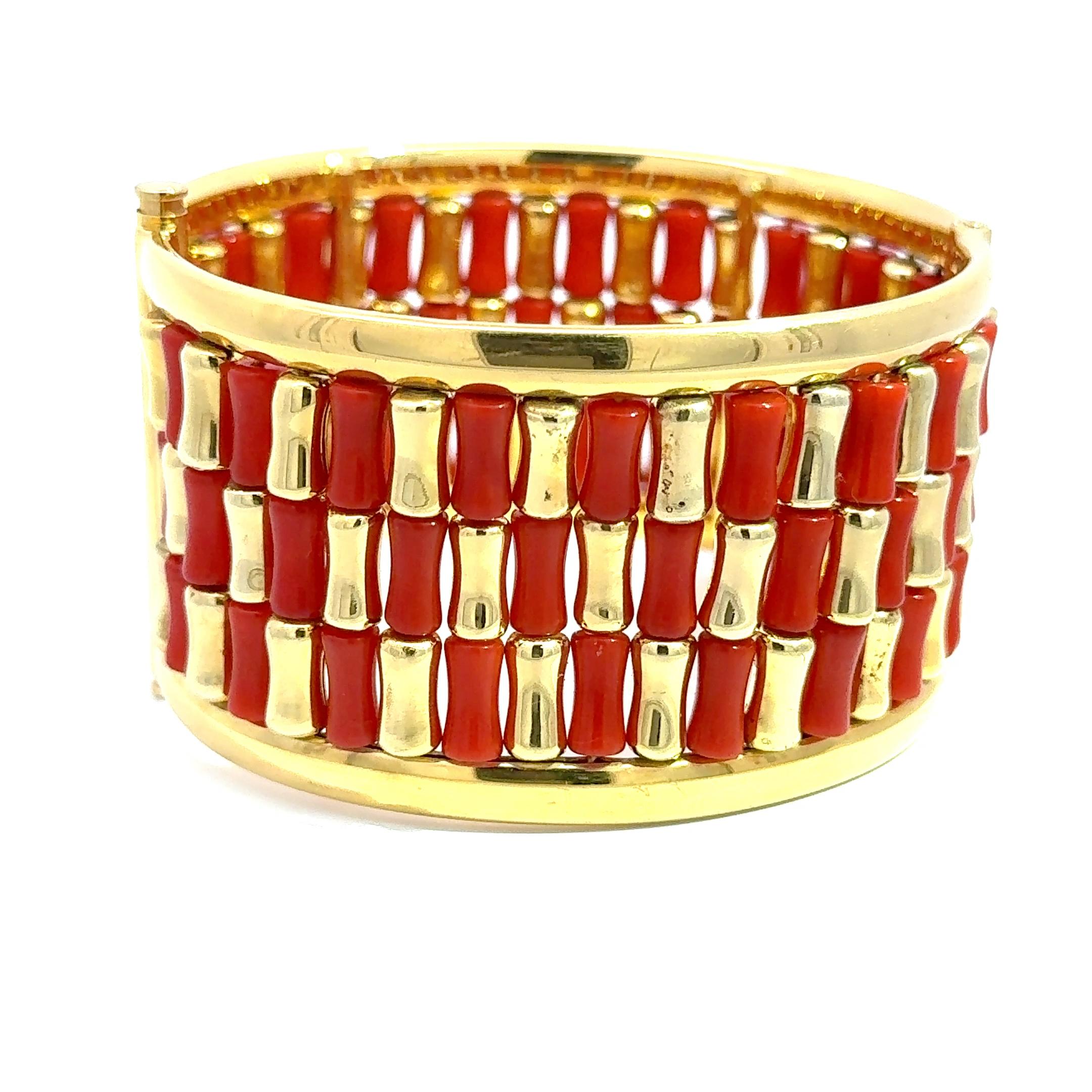 Perle Bracelet manchette en or jaune 18 carats et corail - 93.30g de glamour rétro en vente