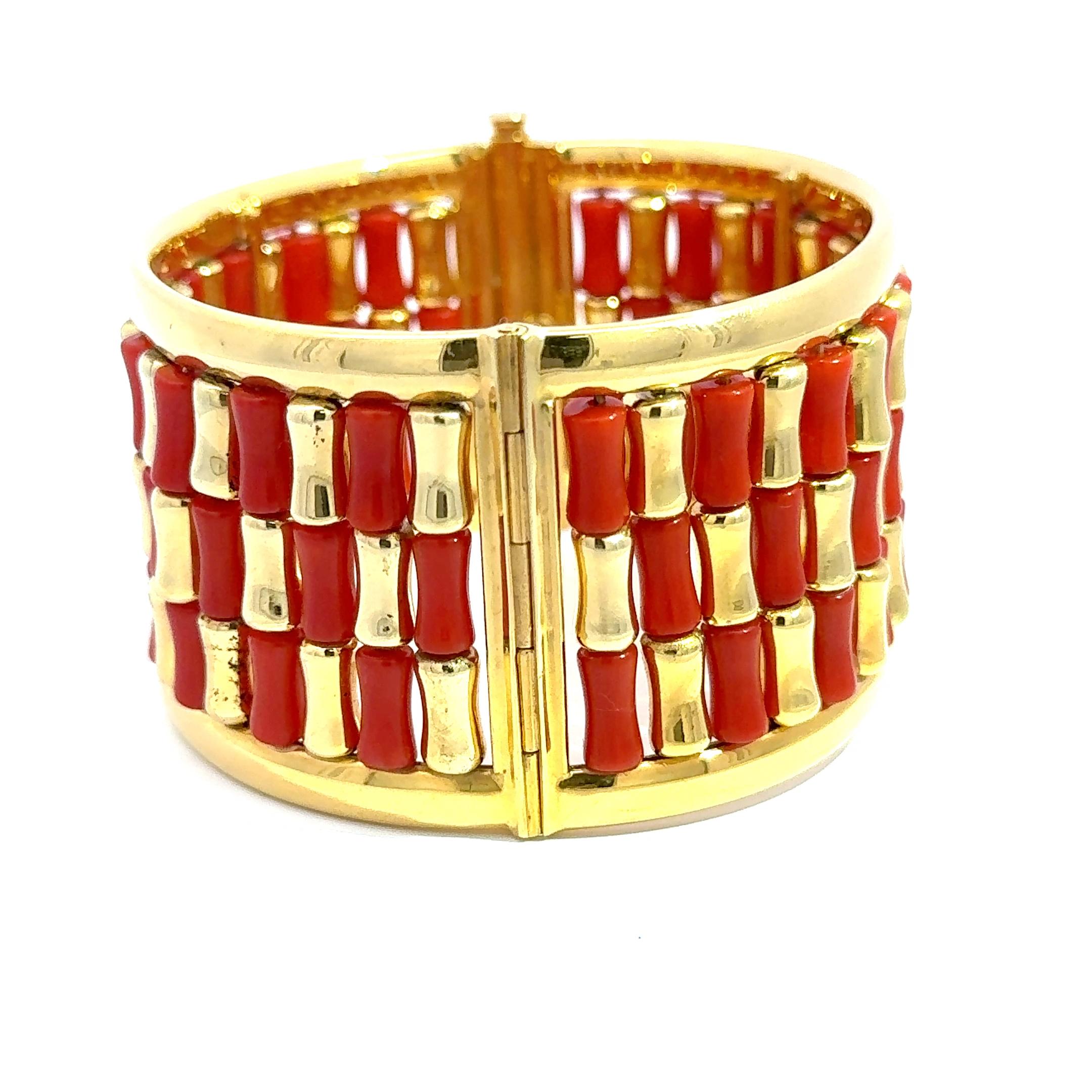 Bracelet manchette en or jaune 18 carats et corail - 93.30g de glamour rétro Neuf - En vente à Los Angeles, CA