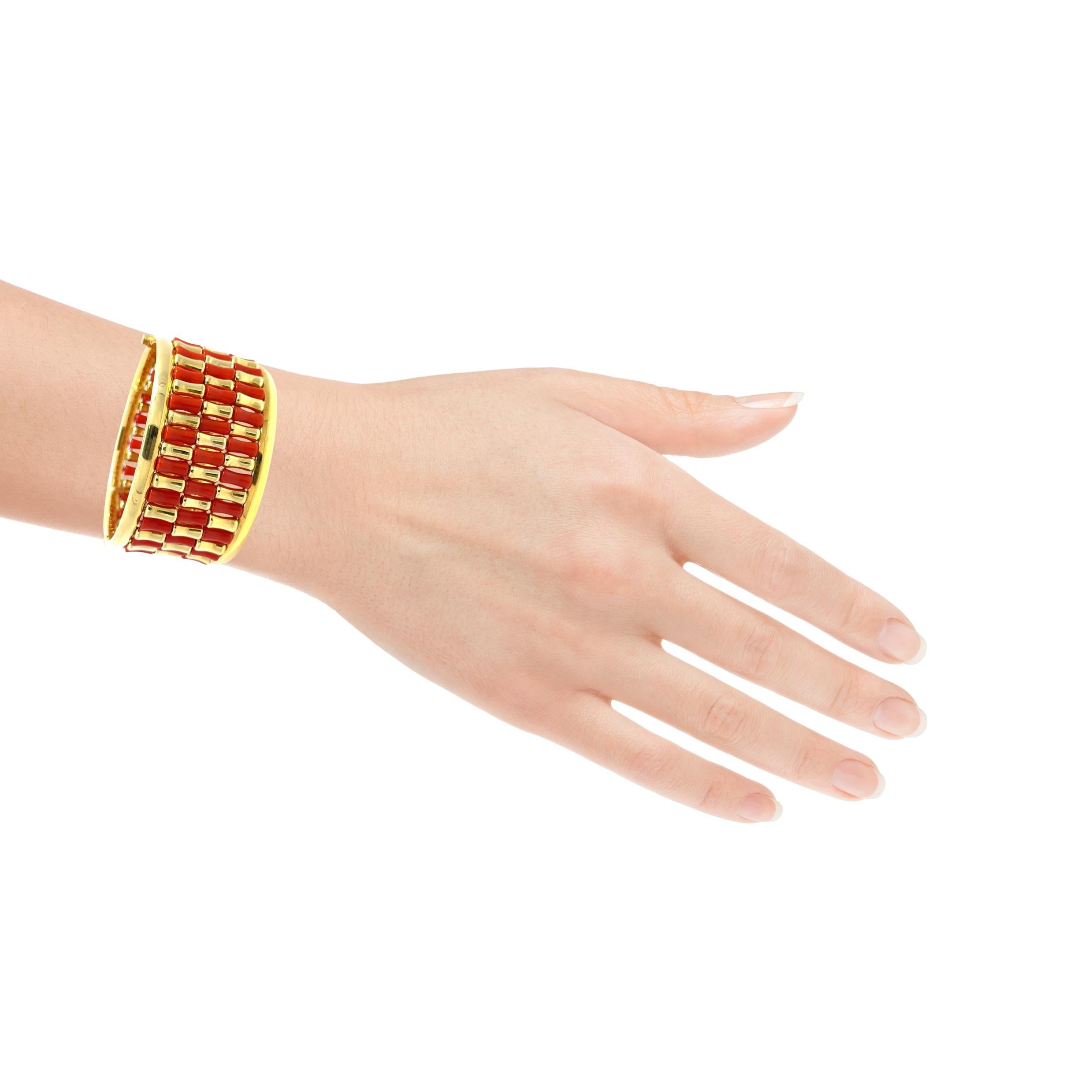 Bracelet manchette en or jaune 18 carats et corail - 93.30g de glamour rétro Pour femmes en vente