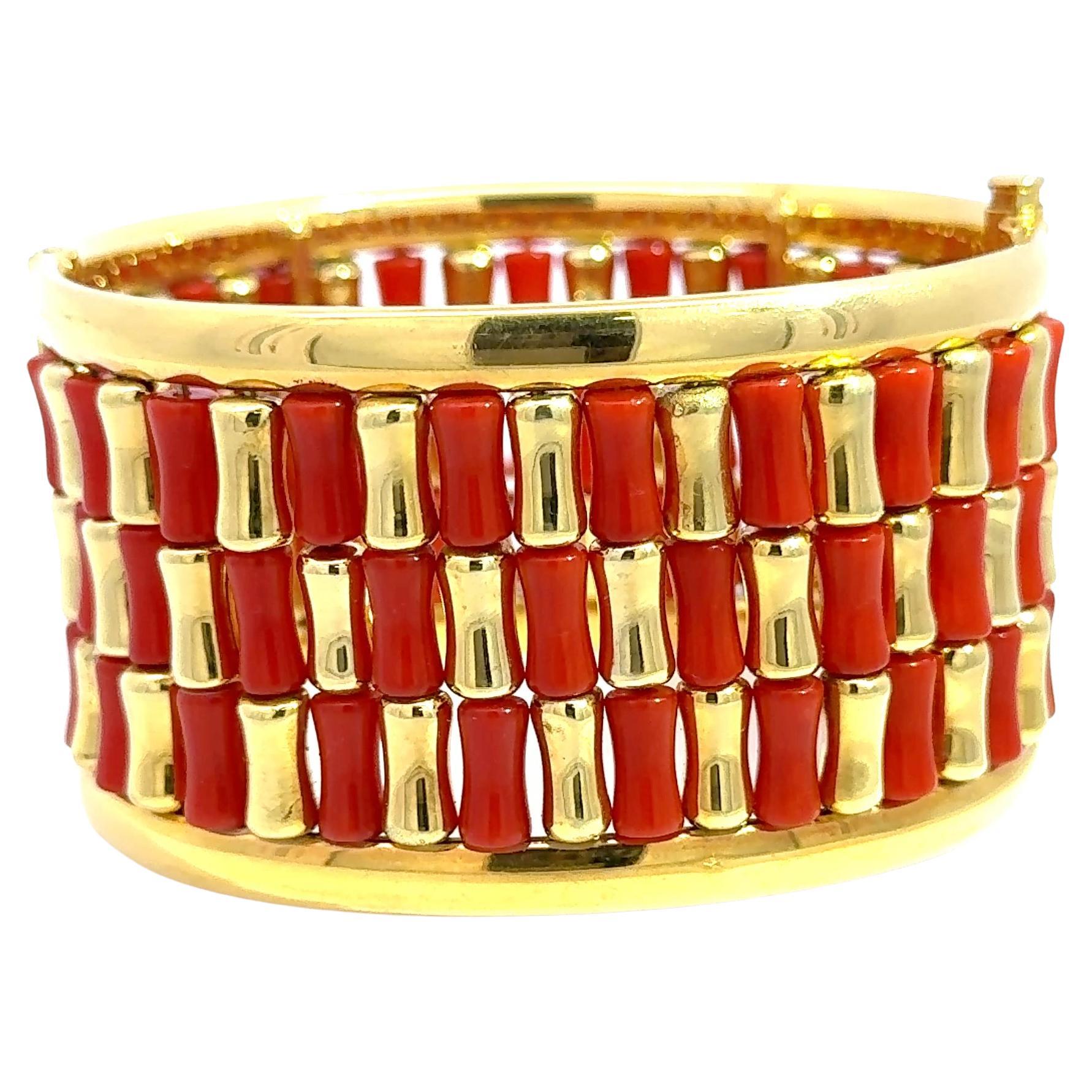 Bracelet manchette en or jaune 18 carats et corail - 93.30g de glamour rétro en vente
