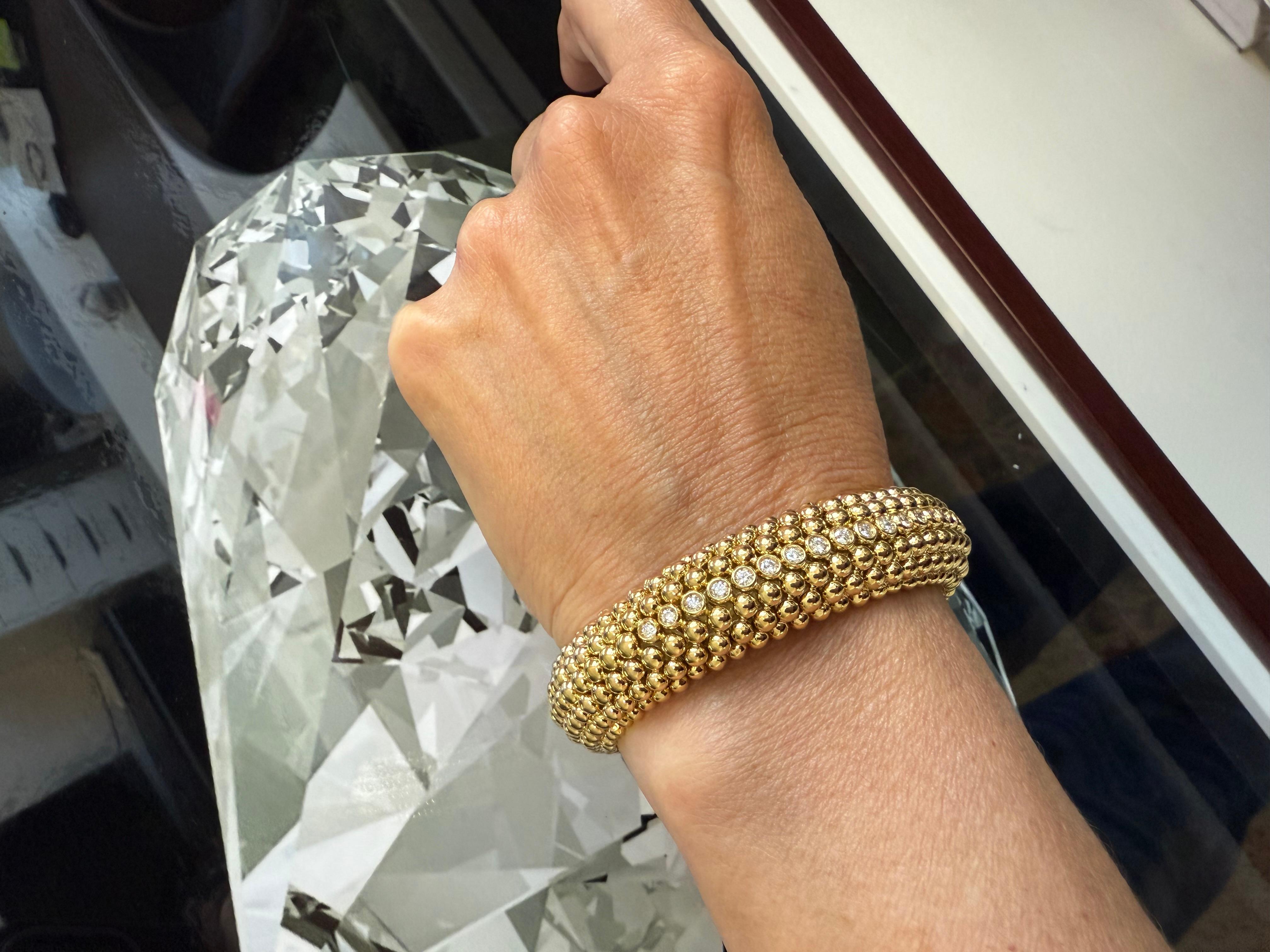 Bracelet manchette audacieux en or jaune 18 carats massif et diamants, 103.2 grammes en vente 4
