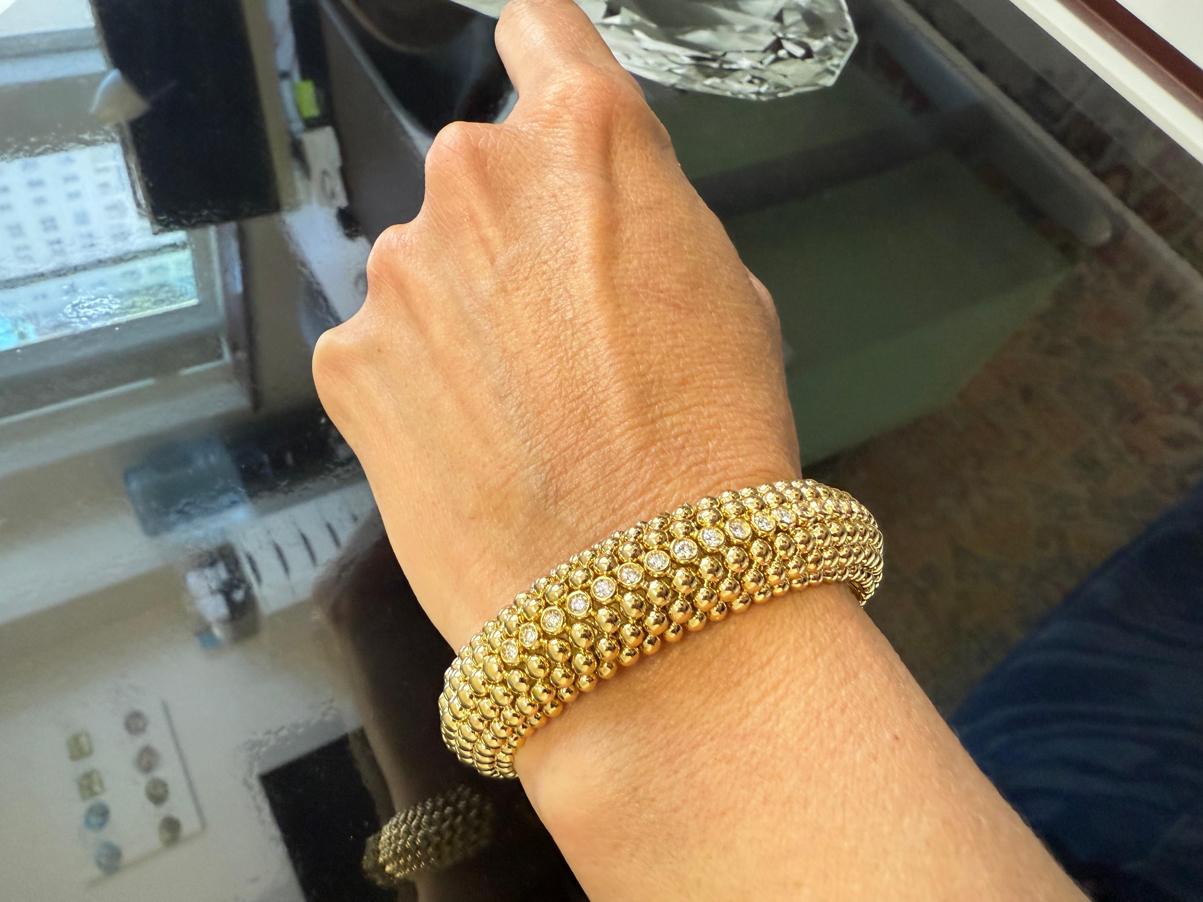 Faites-vous remarquer avec ce luxueux bracelet manchette vintage en or jaune 18 carats massif, d'un poids impressionnant de 103,2 grammes. Le design bombé et texturé présente des rangées de sphères d'or en relief et est rehaussé de 21 diamants ronds