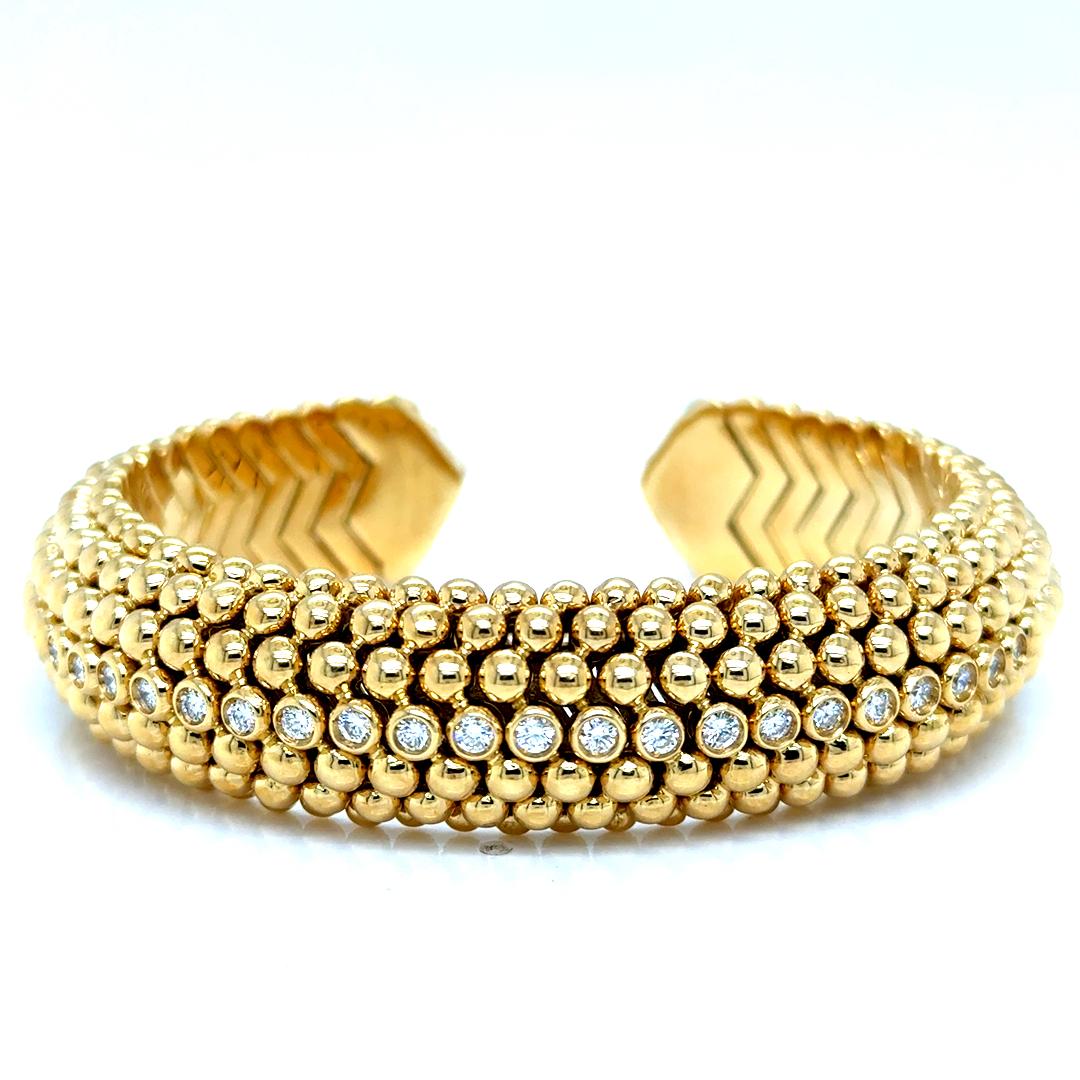Contemporain Bracelet manchette audacieux en or jaune 18 carats massif et diamants, 103.2 grammes en vente