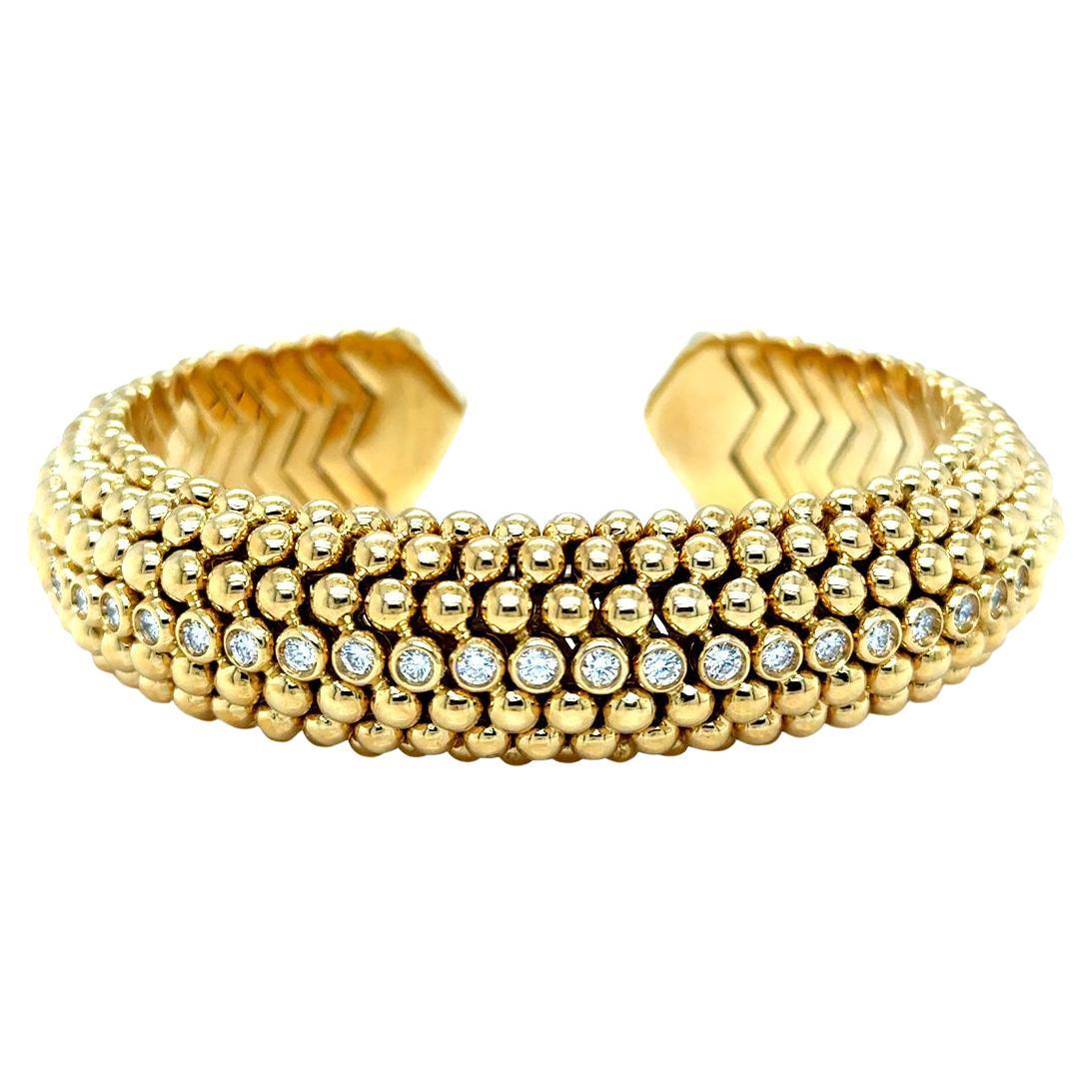 Manschettenarmband aus 18 Karat Gelbgold mit massivem und Diamanten. 103.2 Gramm