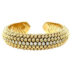 Manschettenarmband aus 18 Karat Gelbgold mit massivem und Diamanten. 103.2 Gramm