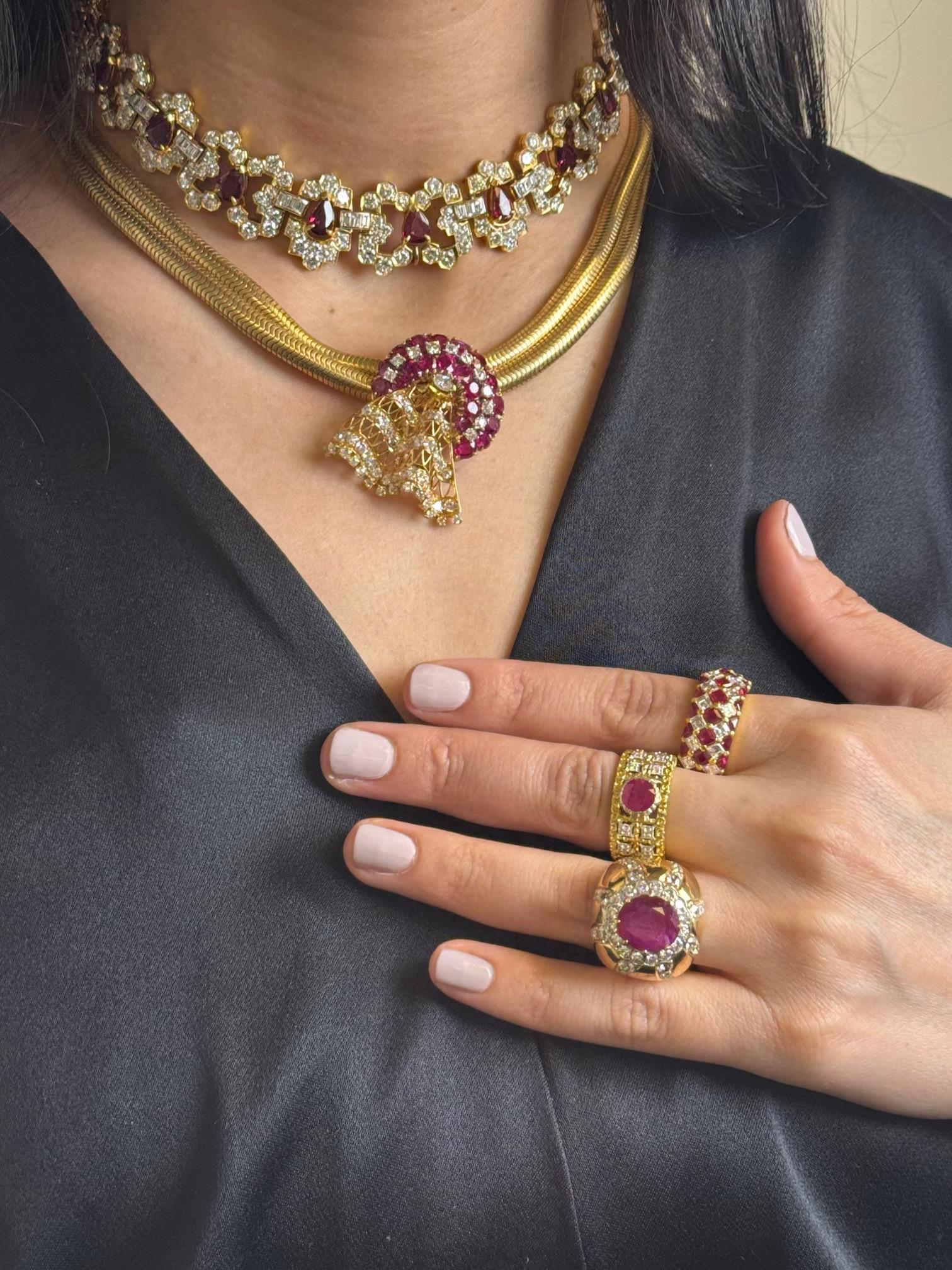 Audace anello anni '70 in oro giallo 14K con rubino e diamanti in vendita 6