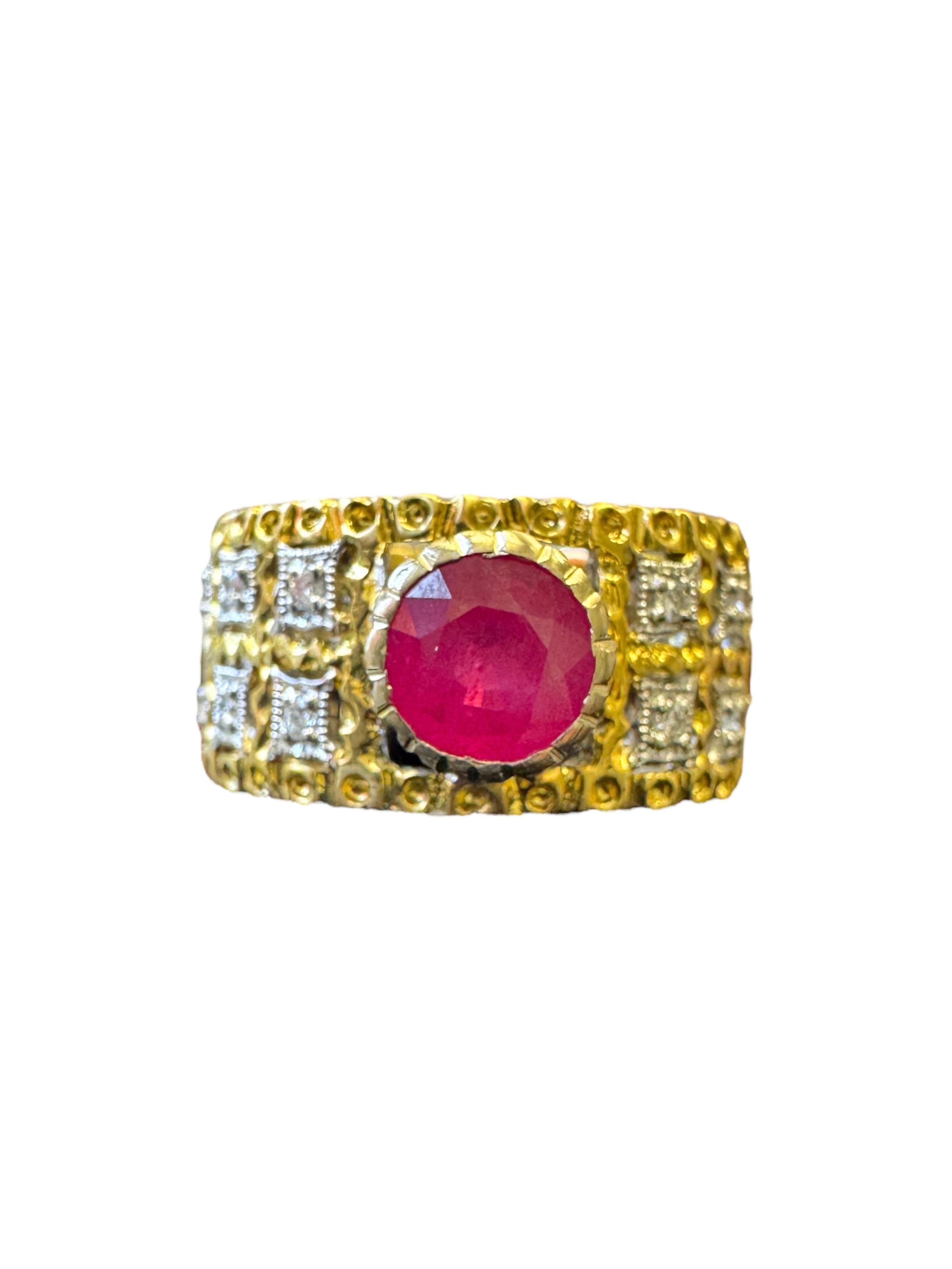 Taglio rotondo Audace anello anni '70 in oro giallo 14K con rubino e diamanti in vendita