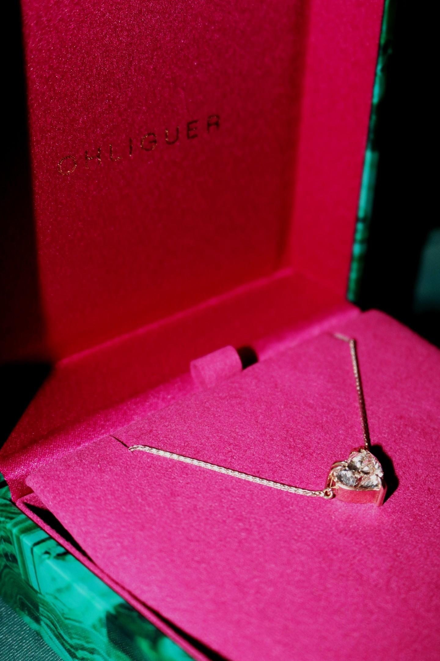 Un audace minimalismo eleva questo squisito diamante con taglio a cuore. Gli artigli talonici danno un tocco feroce a questo gioiello di base.



-Diamante bianco naturale taglio cuore 1ct FSI
(Disponibile in tutte le misure, contatta il nostro