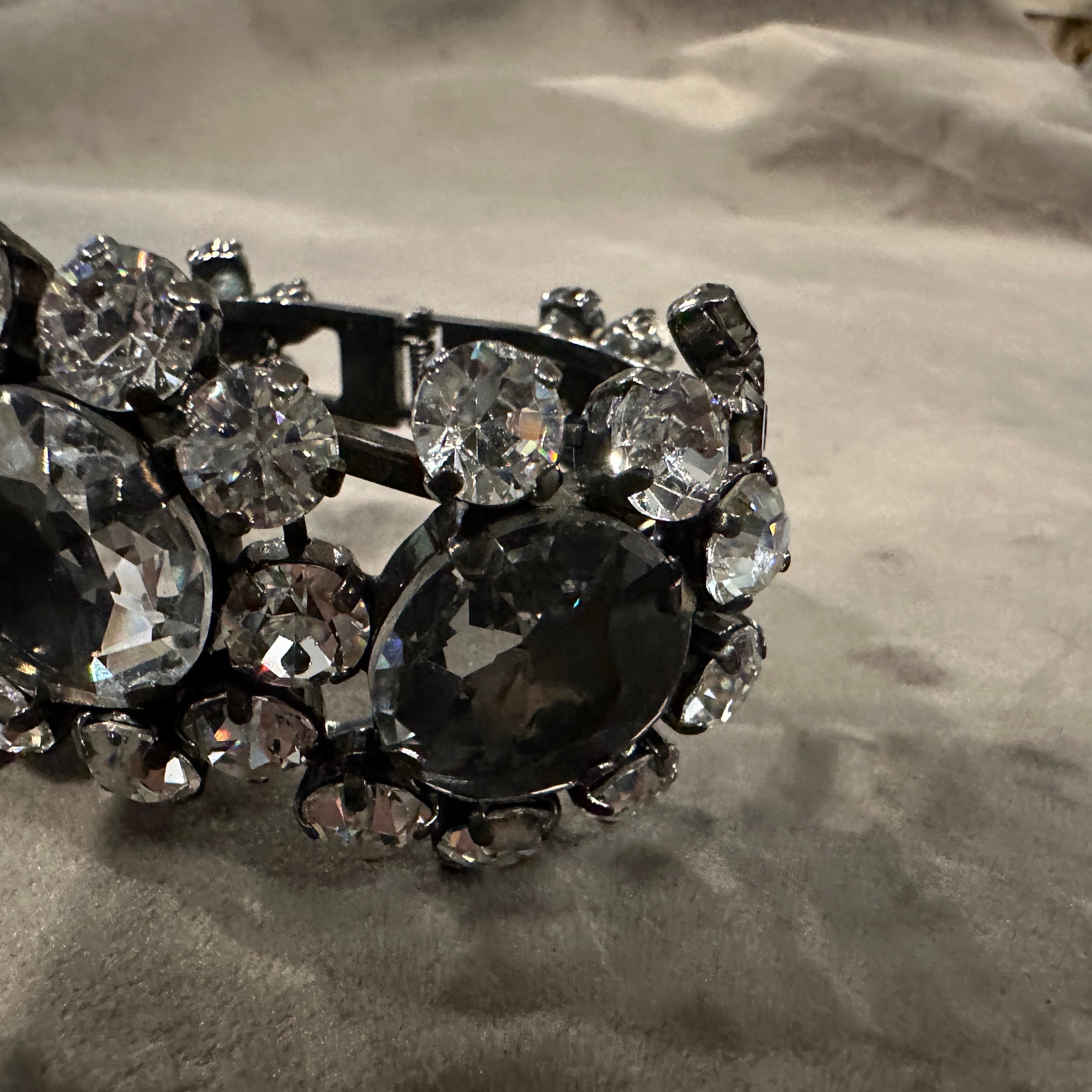 Bracciale largo con pave di cristallo nero del 21° secolo Coppola e Toppo in vendita 2