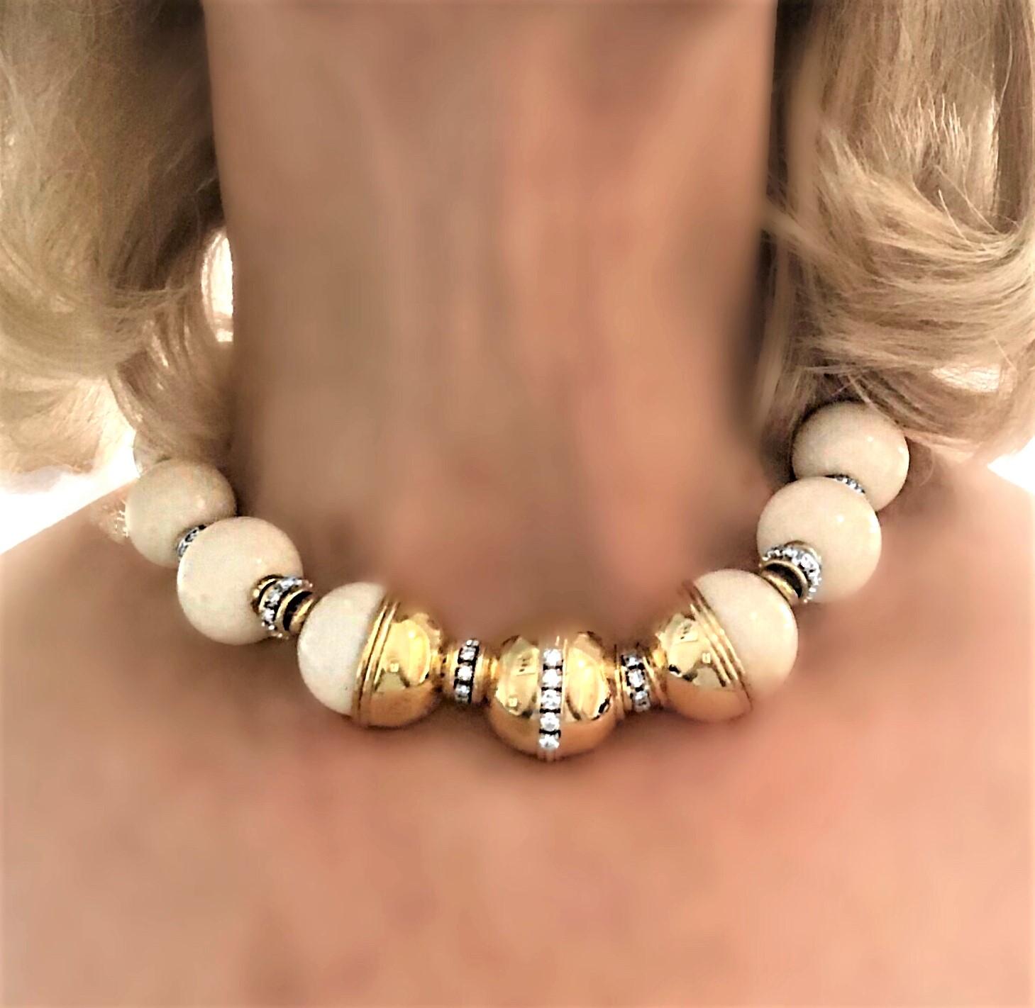 Emis Beros Collier audacieux en perles de corail blanc de 23 mm, or jaune 18 carats et diamants 5