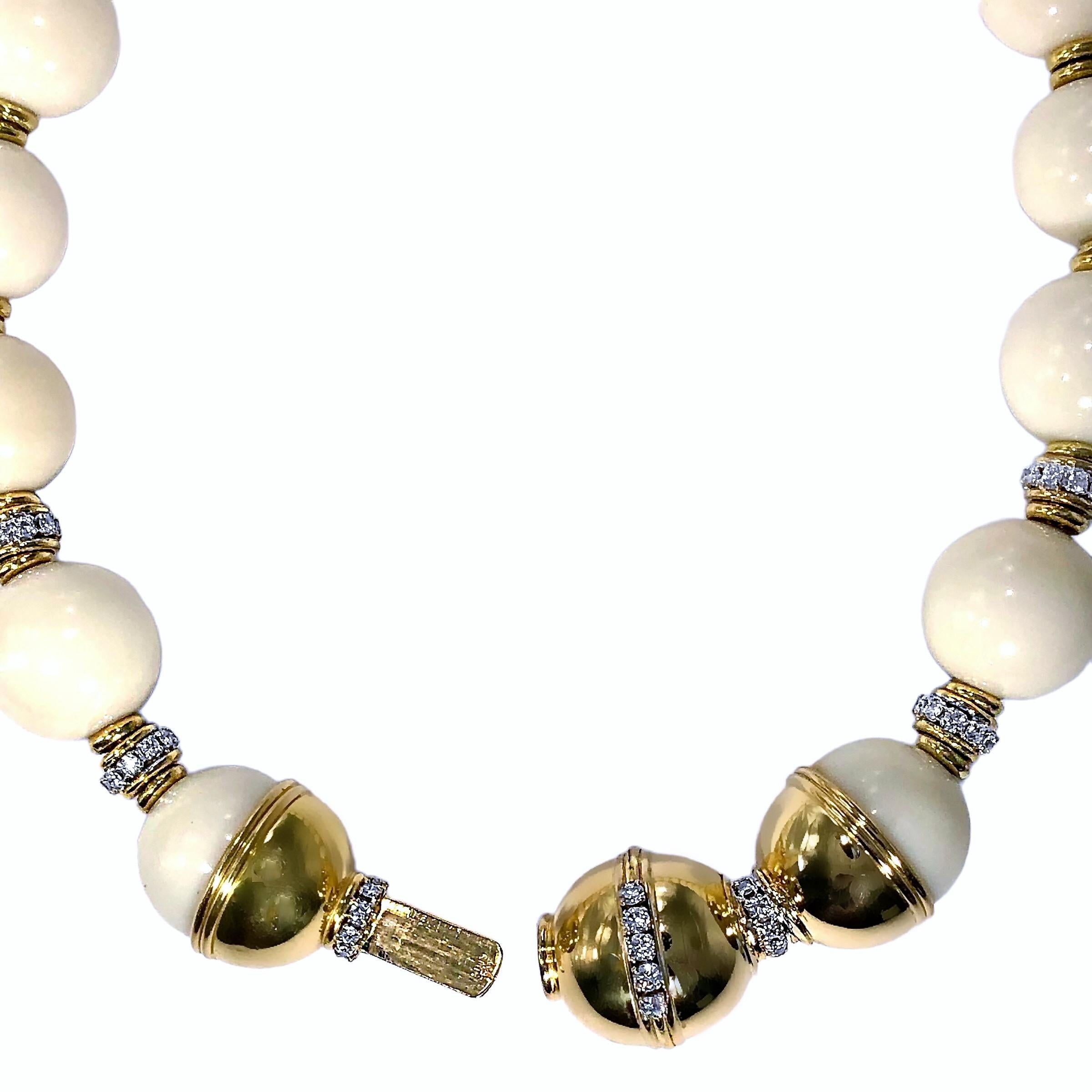 Moderne Emis Beros Collier audacieux en perles de corail blanc de 23 mm, or jaune 18 carats et diamants