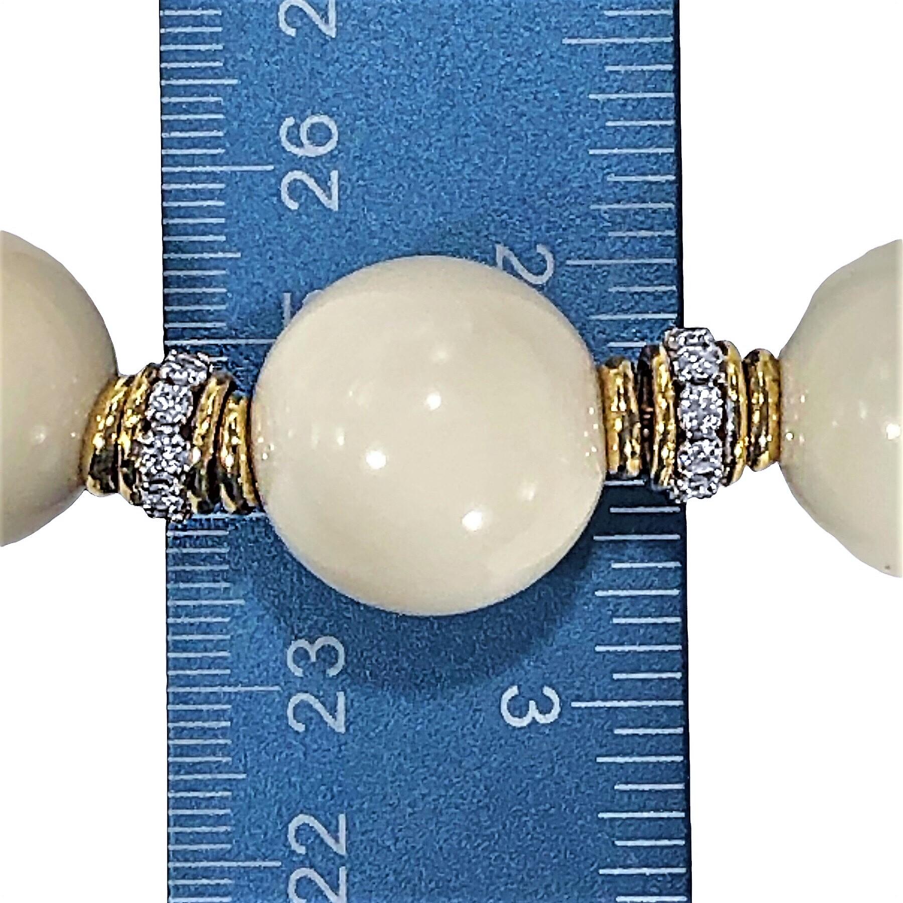 Emis Beros Collier audacieux en perles de corail blanc de 23 mm, or jaune 18 carats et diamants Bon état à Palm Beach, FL