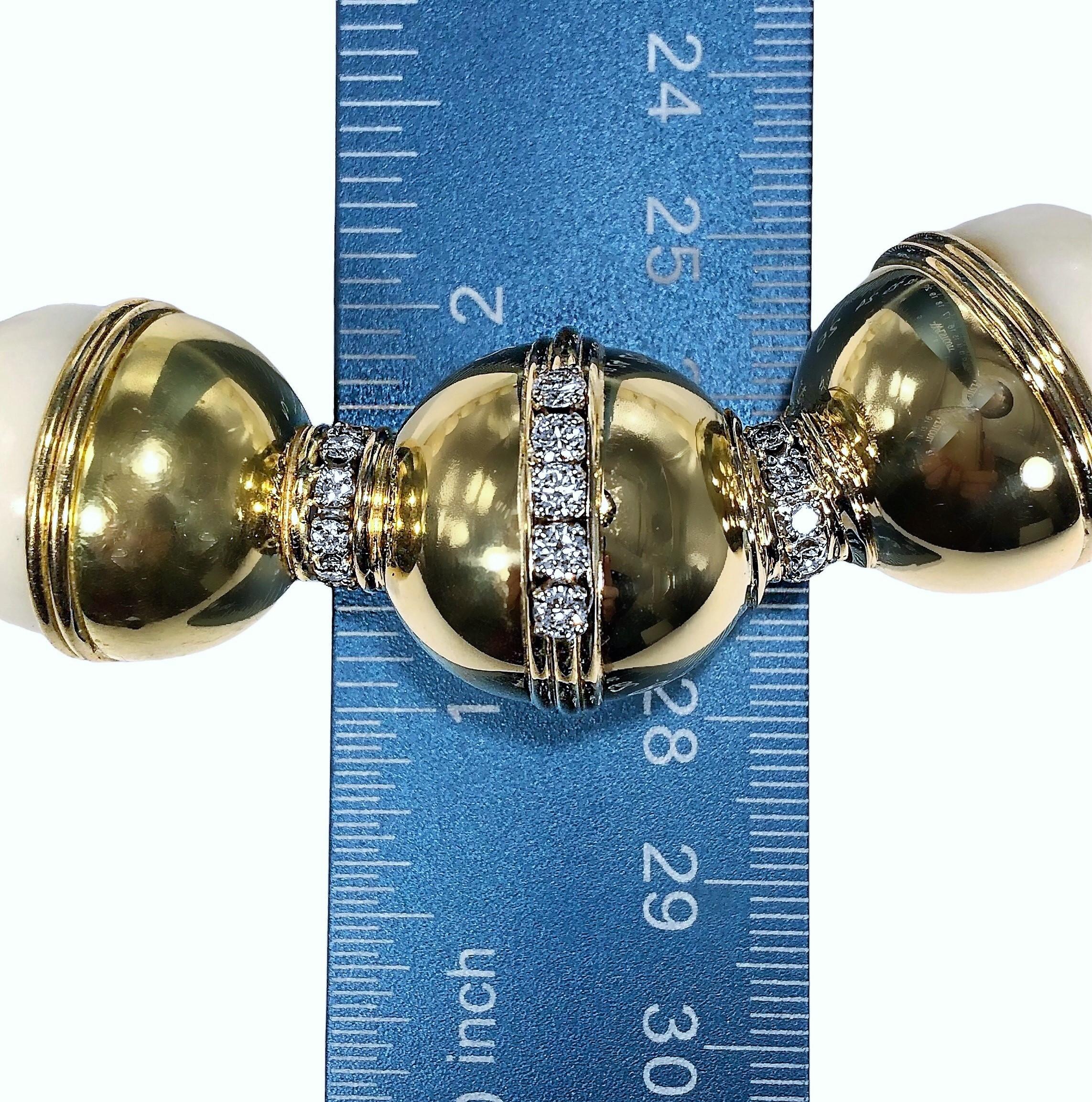 Halskette von Emis Beros, 23 mm Weiße Koralle Perle, 18 Karat Gelbgold & Diamant 1
