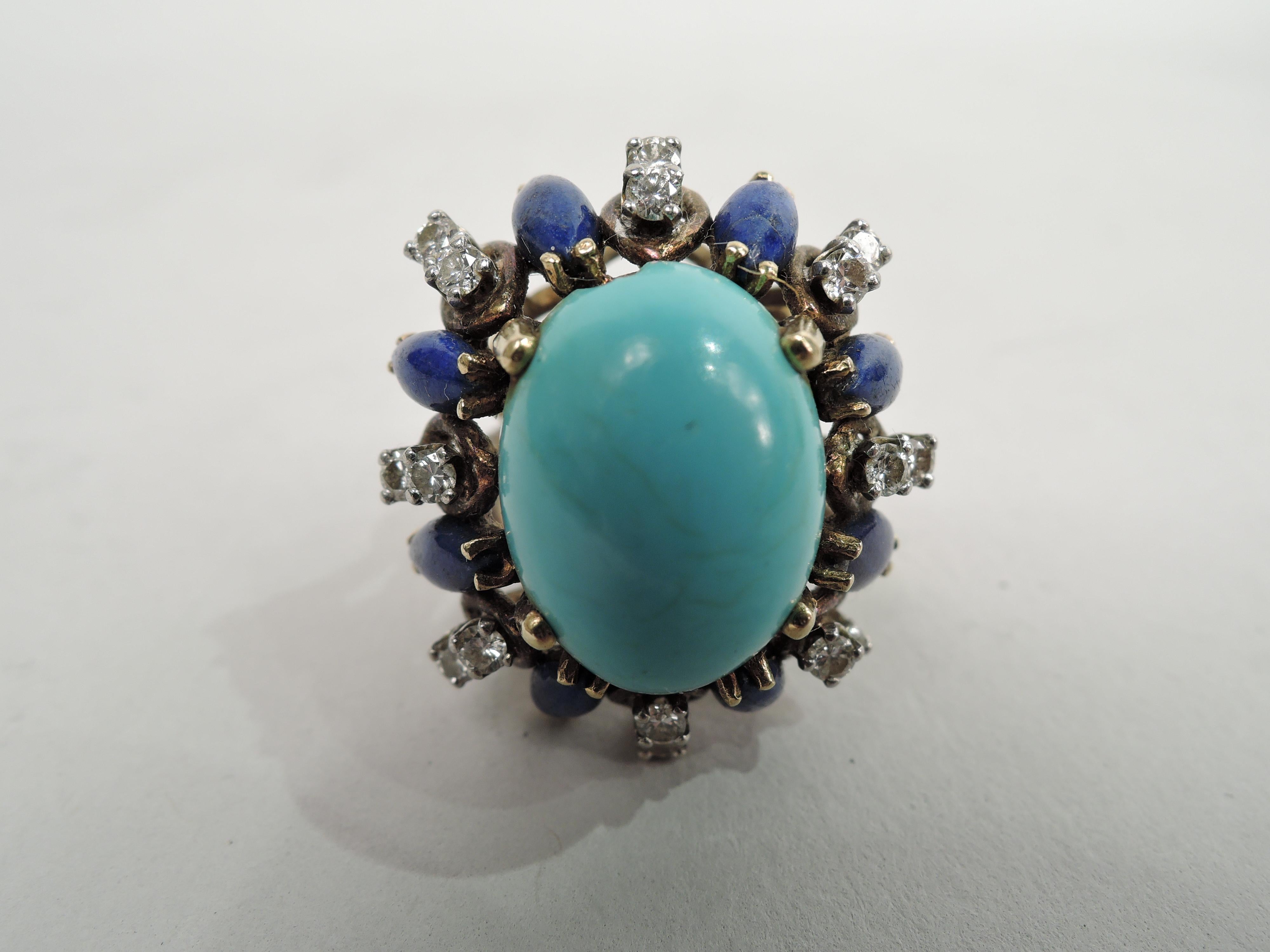 Cocktailring mit modernem Schliff. Ovaler Türkis, umrahmt von tropfenförmigem Lapis, der sich mit gepaarten Solitär-Diamanten in erhabenen Fassungen abwechselt und ein Band bildet. Die Halterungen und das Band sind aus Gelb 14k Gold. Amerikanische