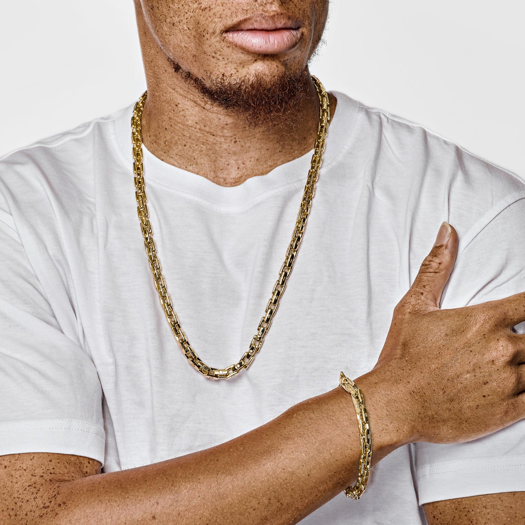 Il bracciale Bold Anchor è sapientemente realizzato con maglie in oro giallo 18 carati, per un look sofisticato e raffinato. Sia che tu lo abbini a un orologio di grande effetto o che lo indossi come accessorio quotidiano, questo bracciale incarna
