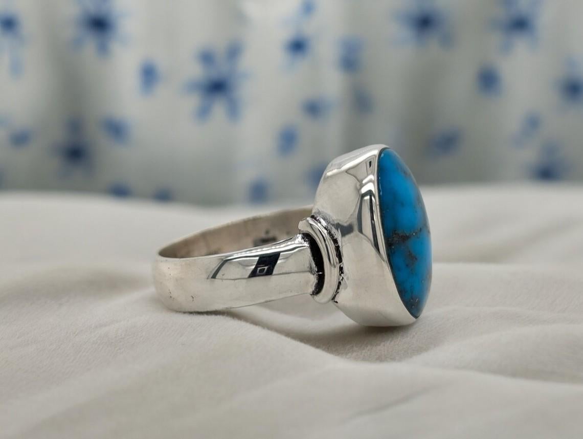 Artisan Bold and Blue: Size 7 Kingman Turquoise Sterling Silver Jewelry (Ring) For Sale